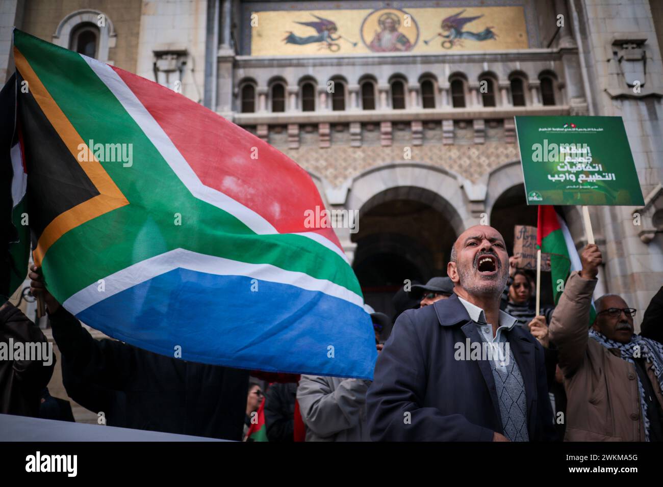 21 febbraio 2024: Tunisi, Tunisia: Una manifestazione pro-Gaza si tiene nel viale Habib Bourguiba nel centro di Tunisi. I partecipanti hanno sventolato la bandiera palestinese e tenuto striscioni che chiedevano la fine del "genocidio a Gaza”, accusando gli Stati Uniti di complicità nel genocidio per l'ennesimo veto a una risoluzione di cessate il fuoco al Consiglio di sicurezza delle Nazioni Unite. I manifestanti hanno anche sventolato la bandiera sudafricana in apprezzamento per il caso di genocidio del Sudafrica contro Israele. (Immagine di credito: © Hasan mrad/IMAGESLIVE tramite ZUMA Press Wire) SOLO PER USO EDITORIALE! Non per USO commerciale! Foto Stock