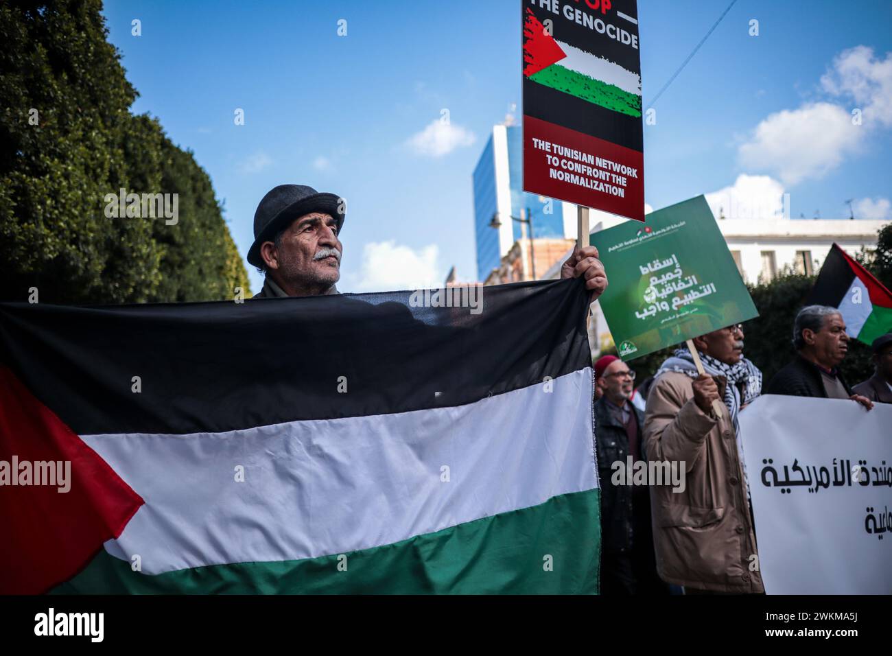 21 febbraio 2024: Tunisi, Tunisia: Una manifestazione pro-Gaza si tiene nel viale Habib Bourguiba nel centro di Tunisi. I partecipanti hanno sventolato la bandiera palestinese e tenuto striscioni che chiedevano la fine del "genocidio a Gaza”, accusando gli Stati Uniti di complicità nel genocidio per l'ennesimo veto a una risoluzione di cessate il fuoco al Consiglio di sicurezza delle Nazioni Unite. I manifestanti hanno anche sventolato la bandiera sudafricana in apprezzamento per il caso di genocidio del Sudafrica contro Israele dinanzi alla Corte internazionale di giustizia. La manifestazione è stata organizzata dalla "rete tunisina contro la normalizzazione" (Credit IMA Foto Stock