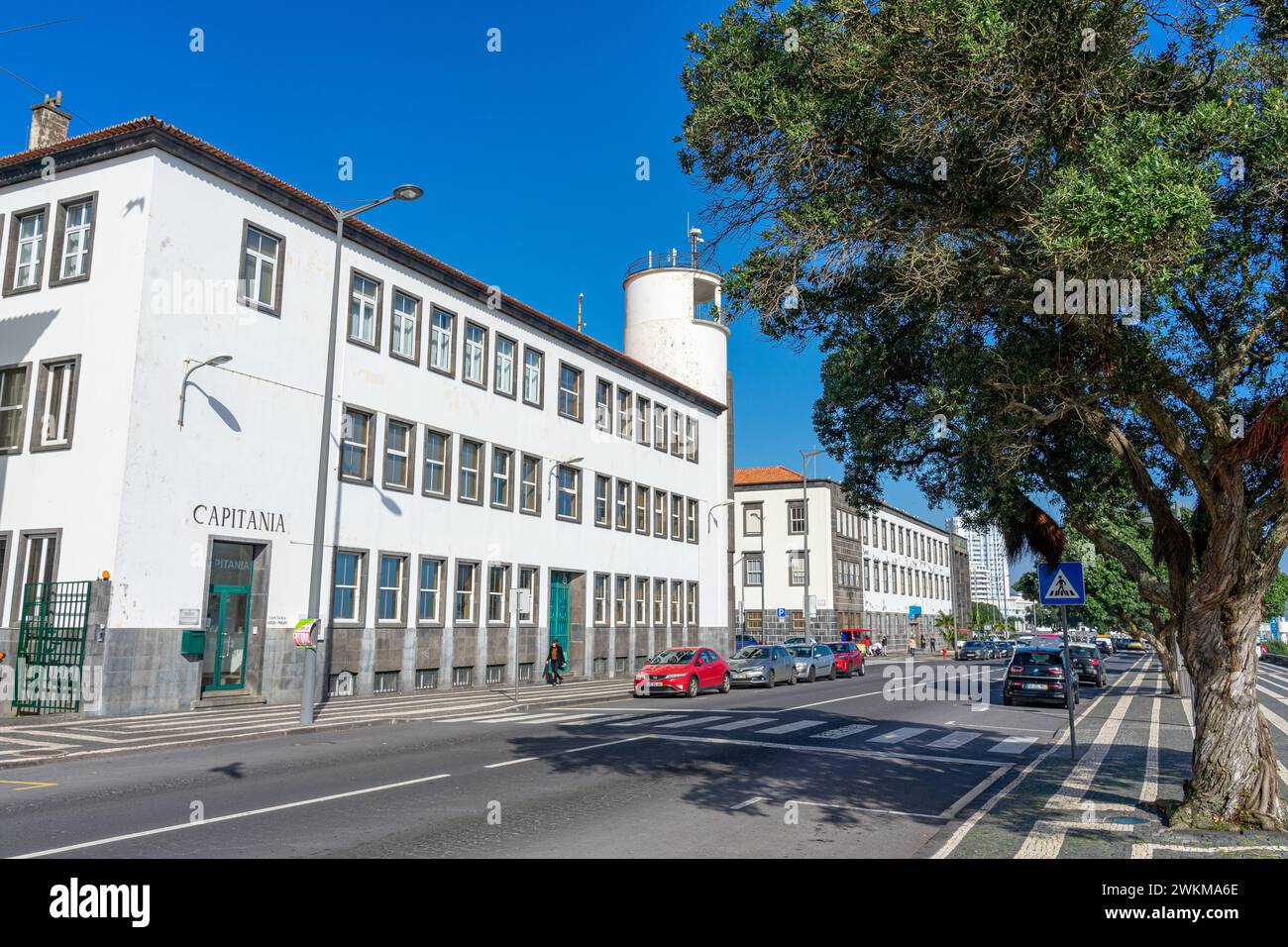 Facciata anteriore del capitanato di fronte al mare su un viale a Ponta Delgada-São Miguel-Aores-Portugal.3-3-2024 Foto Stock