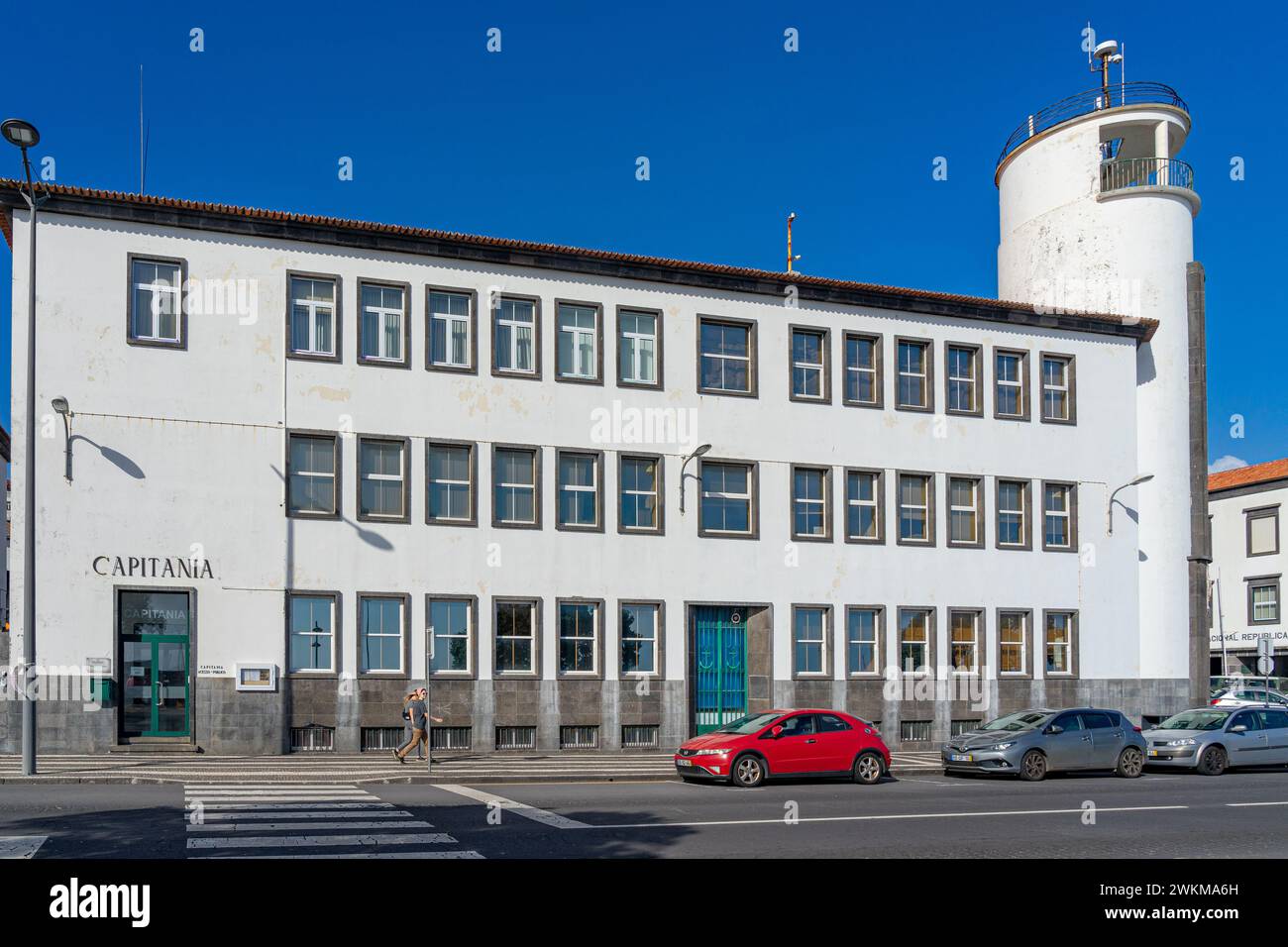 Facciata anteriore del capitanato di fronte al mare su un viale a Ponta Delgada-São Miguel-Aores-Portugal.3-3-2024 Foto Stock