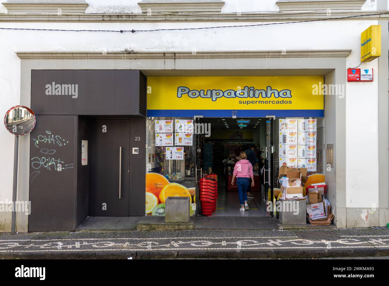 Facciata anteriore del superpoupadinha a Ponta Delgada-São Miguel-Aores-Portugal.3-3-2024 Foto Stock