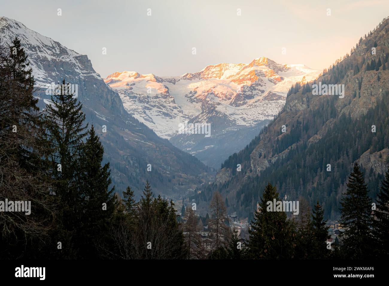 Il paese di Gressoney-Saint-Jean e il massiccio del Monte Rosa, al confine tra Italia (Piemonte e Valle d'Aosta) e Svizzera (Valai Foto Stock