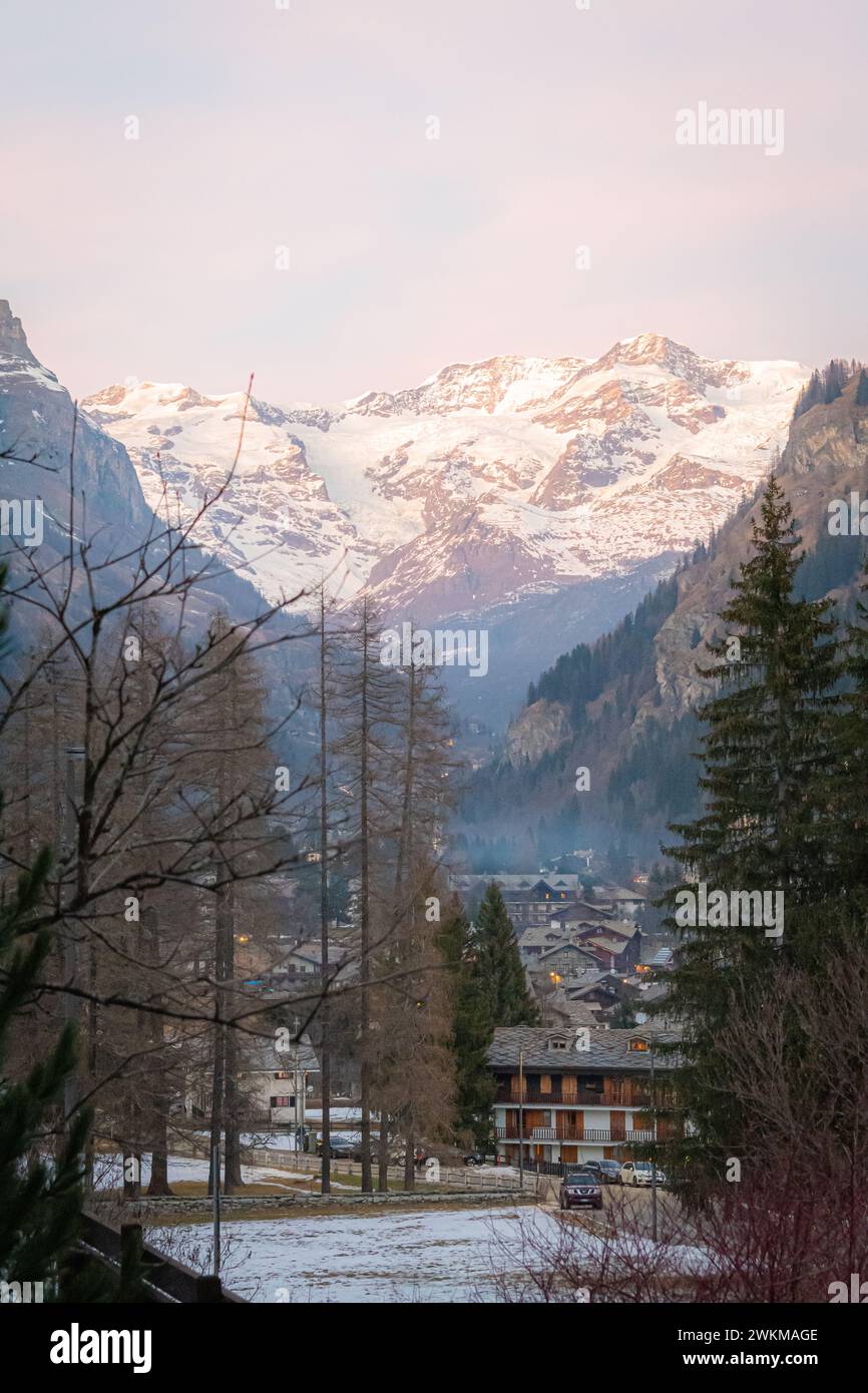 Il paese di Gressoney-Saint-Jean e il massiccio del Monte Rosa, al confine tra Italia (Piemonte e Valle d'Aosta) e Svizzera (Valai Foto Stock