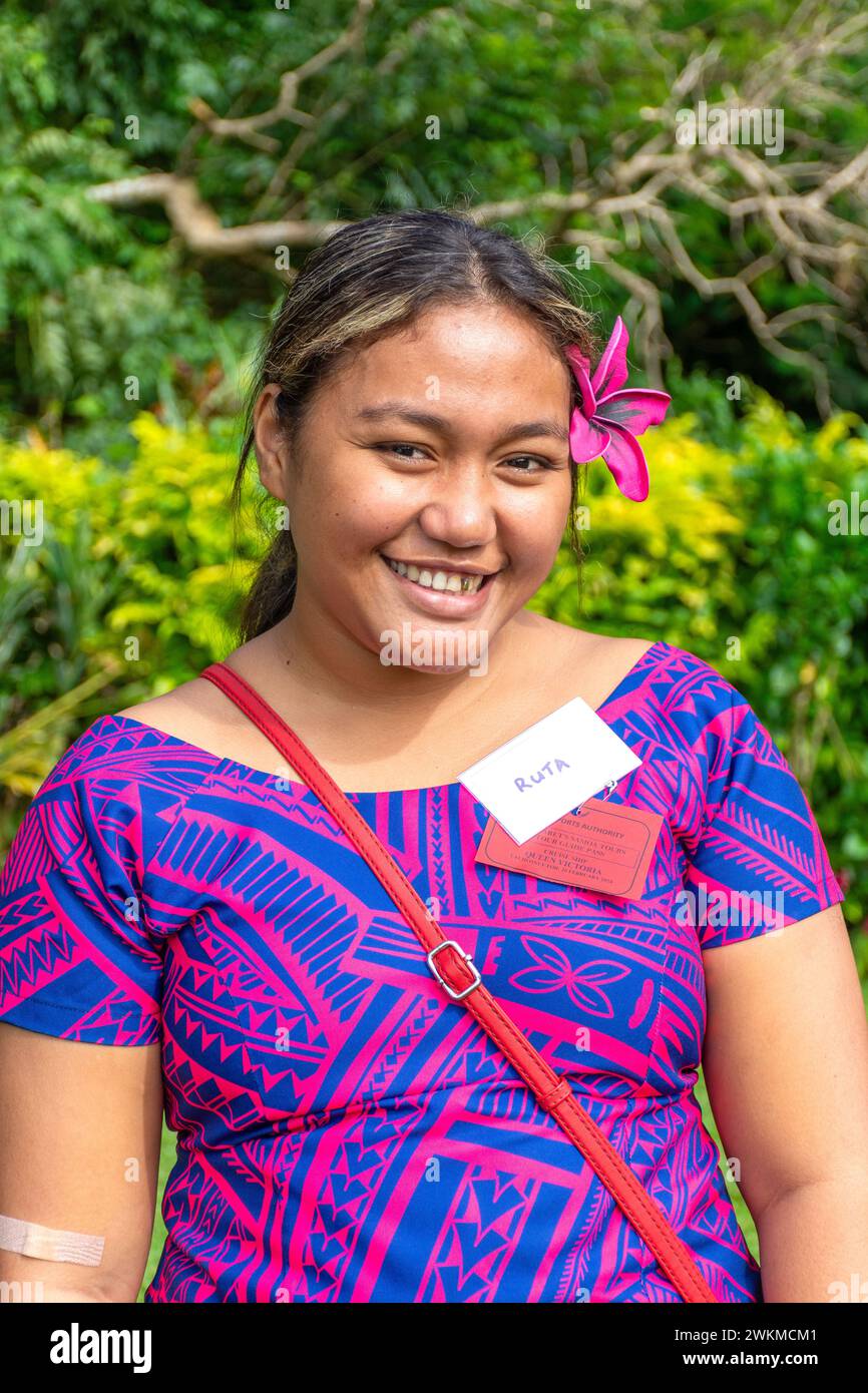 Giovane guida turistica femminile alla Vailima Plantation Home (Robert Louis Stevenson Museum), ai giardini botanici di Vailima, ad Apia, all'isola di Upolu, alle Samoa Foto Stock