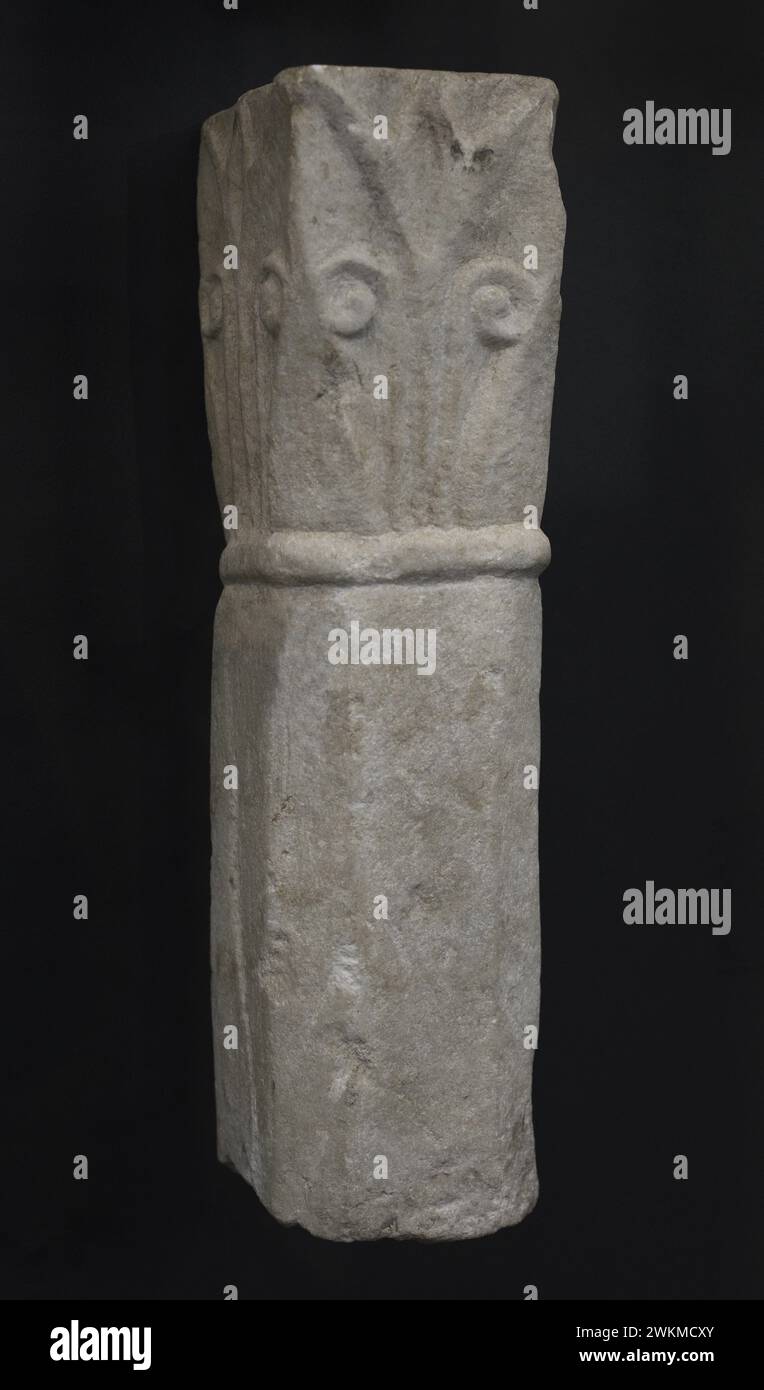 Colonna. Resti di un pozzo con collo e capitale con steli sormontati da volute. Marmo. vii secolo. Dal sito archeologico Vega Baja di Toledo, Spagna. Museo dei consigli e della cultura visigoti. Toledo, Castiglia-la Mancha, Spagna. Foto Stock