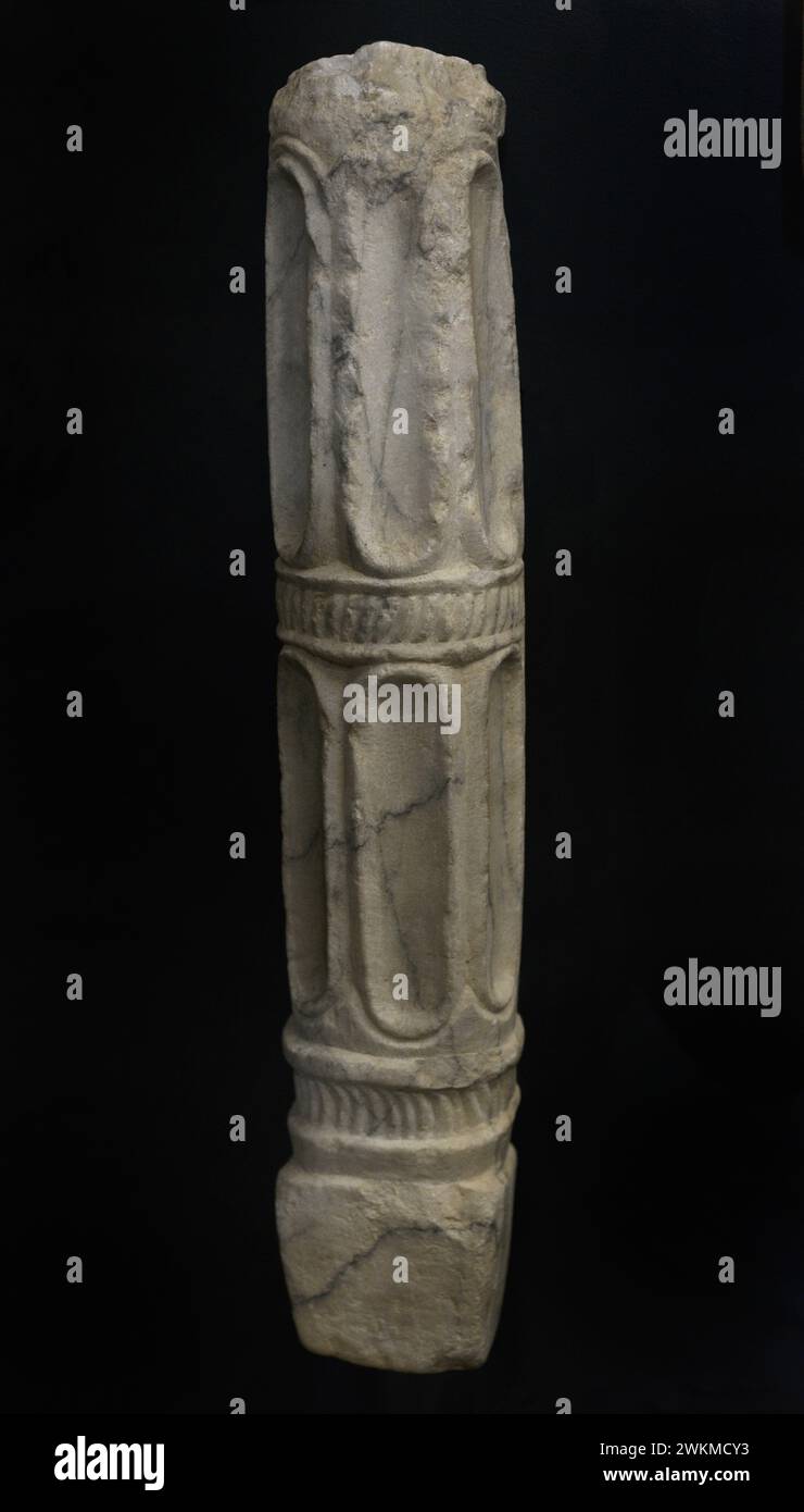 Colonna. Frammentare l'albero con due sezioni scanalate. Marmo. vii secolo. Museo dei consigli e della cultura visigoti. Toledo, Castiglia-la Mancha, Spagna. Foto Stock