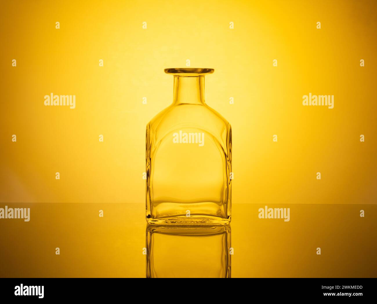 Vetreria colorata inondata di luce vibrante, che crea un ambiente dinamico e artistico per la fotografia creativa e schermi straordinari, perfetto per chi viaggia per lavoro Foto Stock