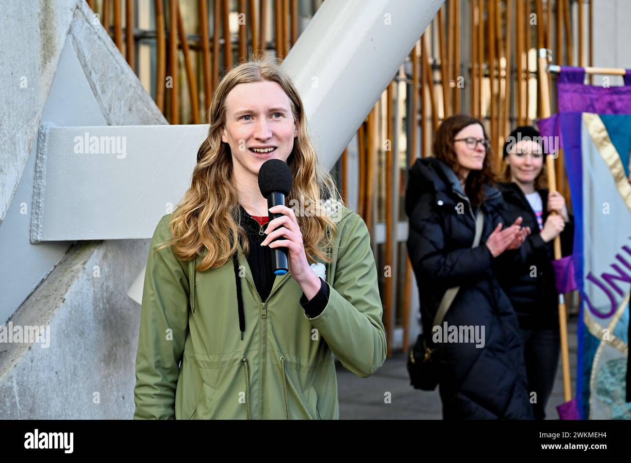 Edimburgo, Scozia, Regno Unito. 21 febbraio 2024. NUS Rally per l'istruzione al di fuori del parlamento scozzese, protestando contro il governo scozzese che prevede di tagliare i bilanci dei college e delle università di oltre 100 milioni di sterline. Tra gli oratori ci sono il presidente della Scozia NUS, i leader studenteschi e i sindacalisti. Presidente della NUS Scotland, attivista e manager della campagna dei Verdi scozzesi Ellie Gomersall che si rivolge alla folla. Ellie Gomersall si è unita al tuo partito nell'ottobre 2025. Crediti: Craig Brown/Alamy Live News. Foto Stock