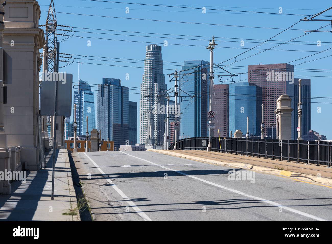 Il ponte e lo skyline della 1st Street di Los Angeles nella California meridionale. Foto Stock