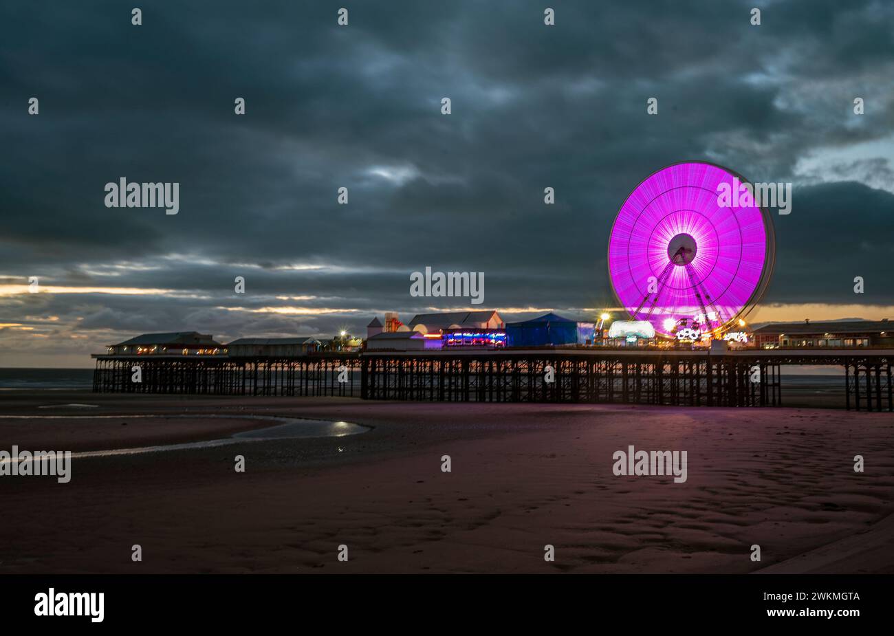 Molo centrale di Blackpool al crepuscolo Foto Stock