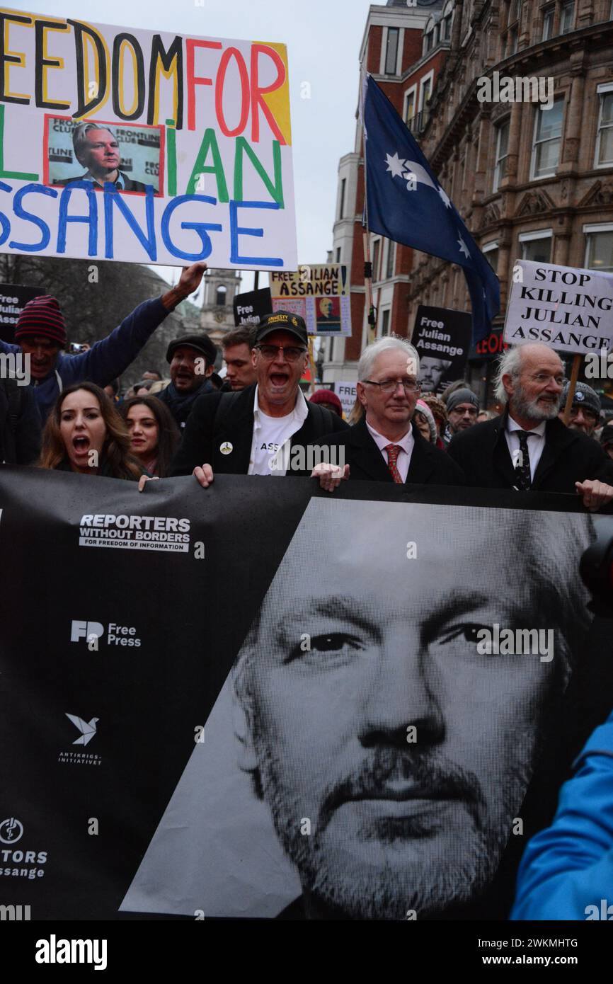 Il secondo giorno dell'udienza di estradizione presso la Corte reale di giustizia, i seguaci di Julian Assange marciano lungo lo Strand verso Whitehall Foto Stock