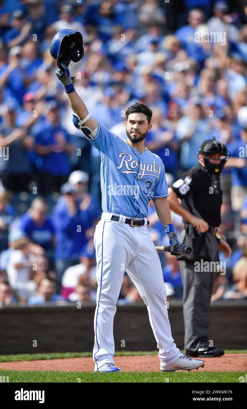 Kansas City, Stati Uniti. 1 ottobre 2017. Eric Hosmer dei Kansas City Royals riconosce il tifo della folla mentre arriva sul piatto nel primo inning contro gli Arizona Diamondbacks domenica 1 ottobre 2017 al Kauffman Stadium di Kansas City, Missouri. (Foto di John Sleezer/Kansas City Star/TNS/Sipa USA) credito: SIPA USA/Alamy Live News Foto Stock