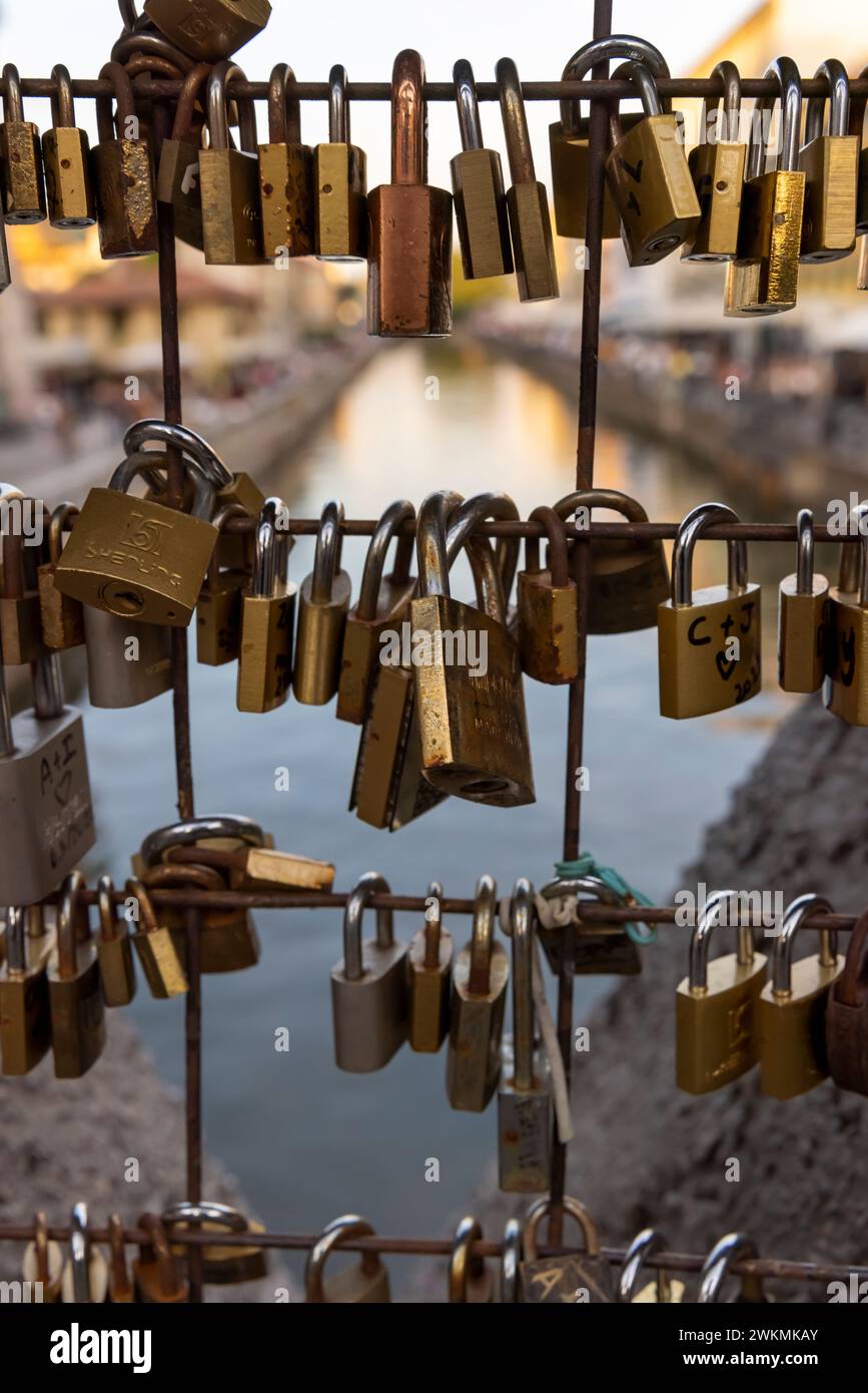 La zona dei Navigli di Milano è dove troverete una varietà eclettica di caffè, negozi, mercati e ristoranti che costeggiano i canali. Foto Stock
