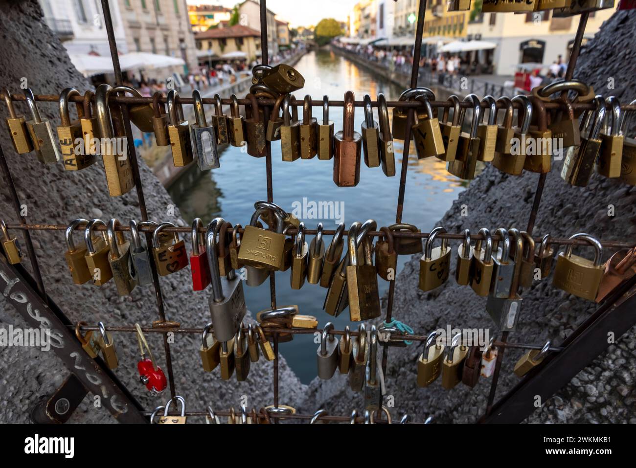 La zona dei Navigli di Milano è dove troverete una varietà eclettica di caffè, negozi, mercati e ristoranti che costeggiano i canali. Foto Stock