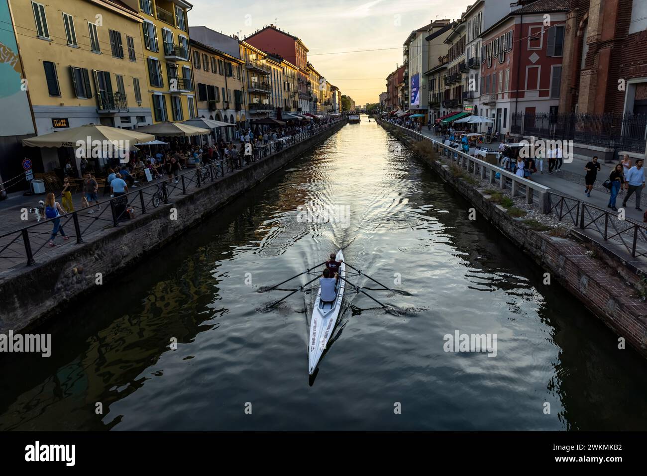 La zona dei Navigli di Milano è dove troverete una varietà eclettica di caffè, negozi, mercati e ristoranti che costeggiano i canali. Foto Stock