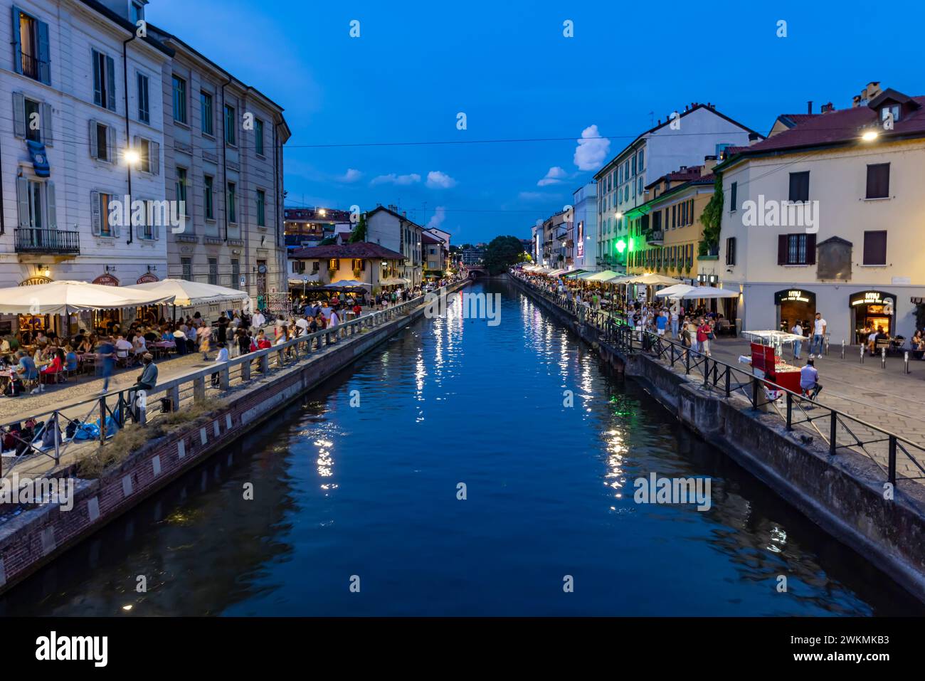 La zona dei Navigli di Milano è dove troverete una varietà eclettica di caffè, negozi, mercati e ristoranti che costeggiano i canali. Foto Stock