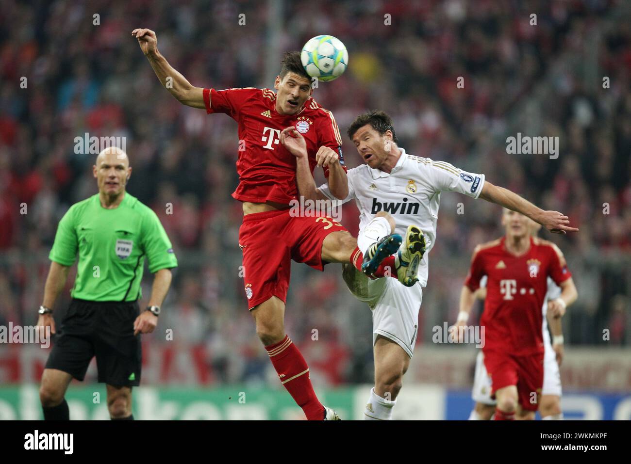 v.l.: Mario Gomez ( FC Bayern ) , Xabi Alonso ( Real Madrid ) Fussball UEFA Championsleague Halbfinale Hinspirel : FC Bayern MŸnchen - Real Madrid 2:1 17.4.2012 © diebilderwelt / Alamy Stock Foto Stock