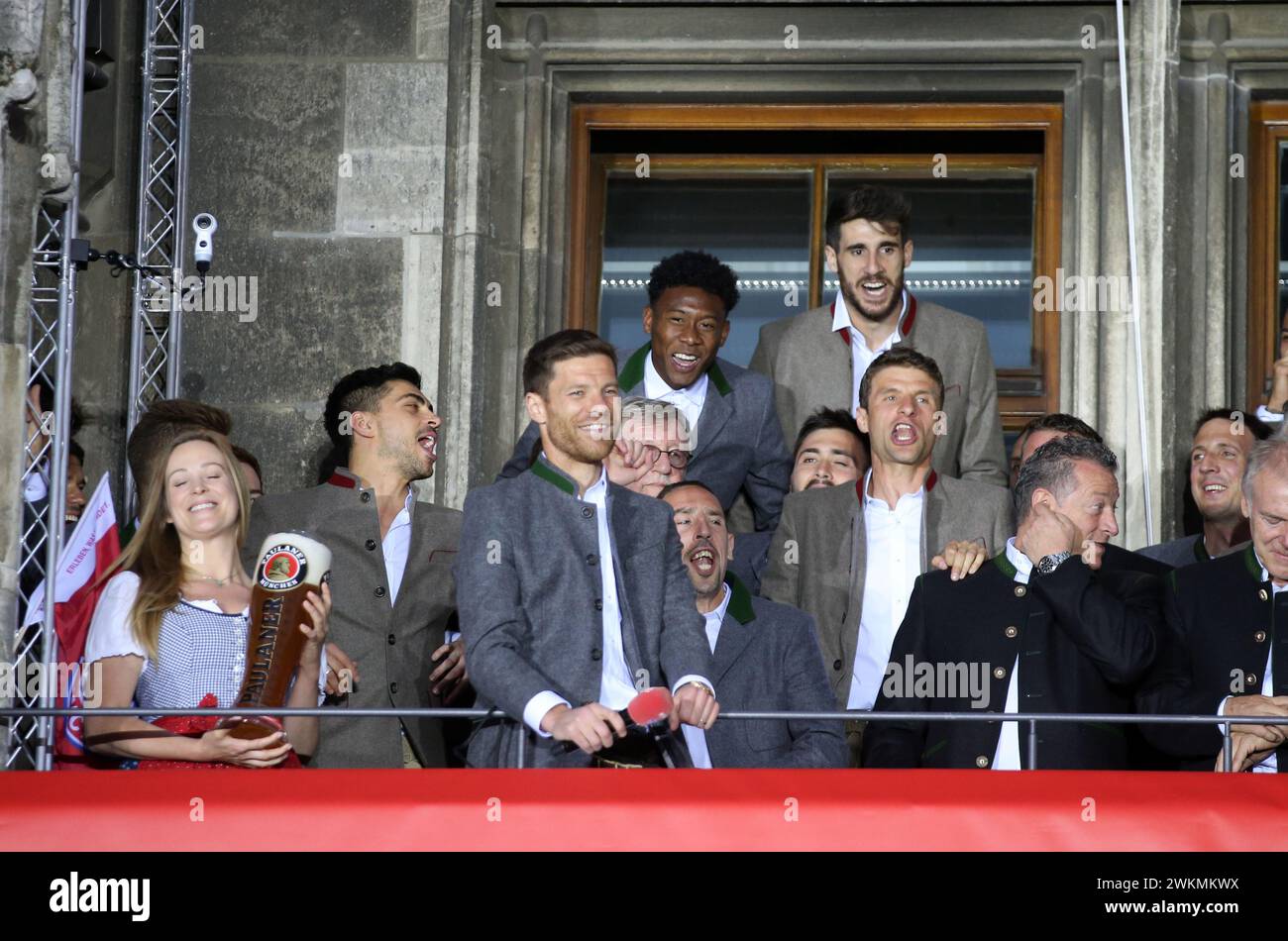 Meisterfeier auf dem Marienplatz Xabi Alonso ( FC Bayern ) FC Bayern MŸnchen feiert die deutsche Meisterschaft 2017 fu§ball Bundesliga Spieltag 34 FC Bayern MŸnchen vs SC Freiburg © diebilderwelt / Alamy Stock Foto Stock