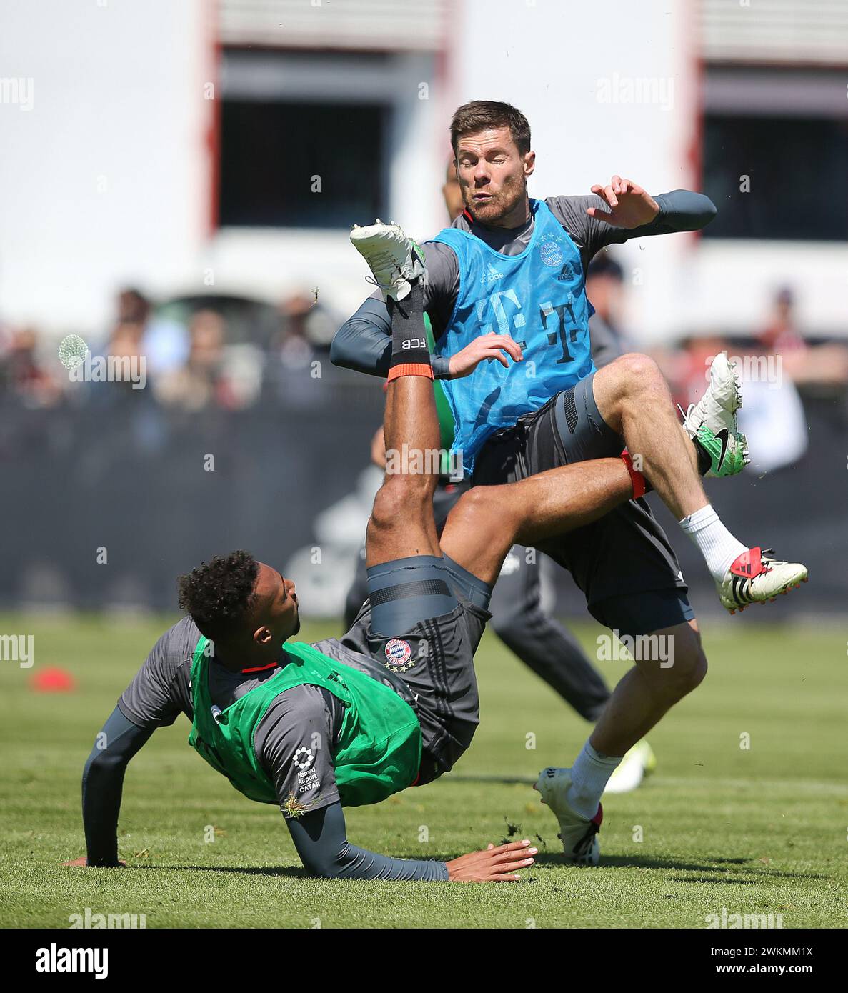 Jerome Boateng FC Bayern MŸnchen Xabi Alonso FC Bayern MŸnchen FC Bayern MŸnchen allenamento 1 Fussball Bundesliga Saison 2016 / 2017 © diebilderwelt / Alamy Stock Foto Stock