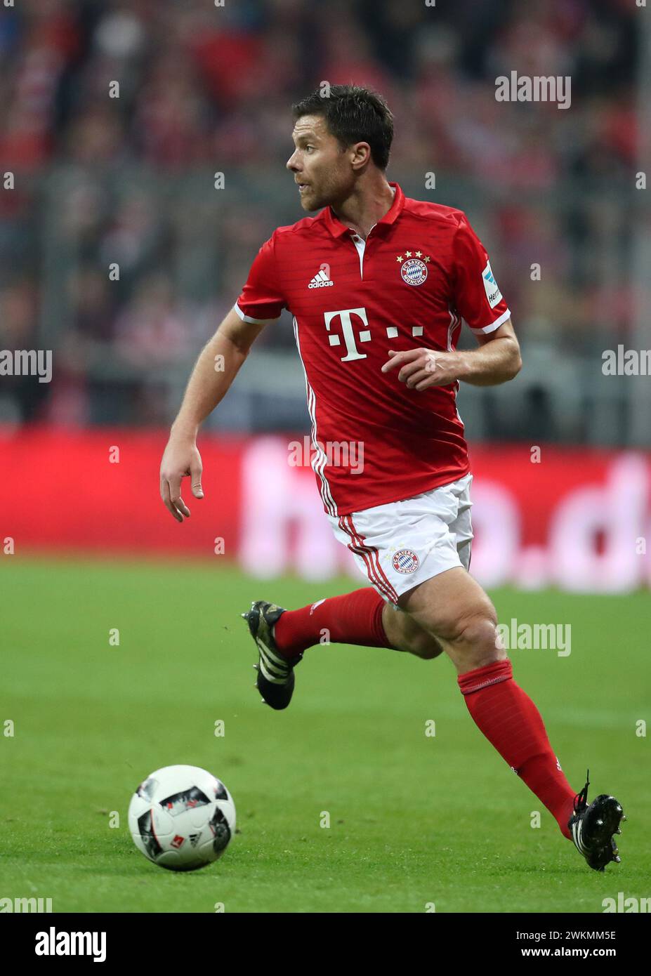 Xabi Alonso FC Bayern MŸnchen FC Bayern MŸnchen - Borussia Mšnchengladbach 2:0 1 Fussball Bundesliga Saison 2016 / 2017 © diebilderwelt / Alamy Stock Foto Stock