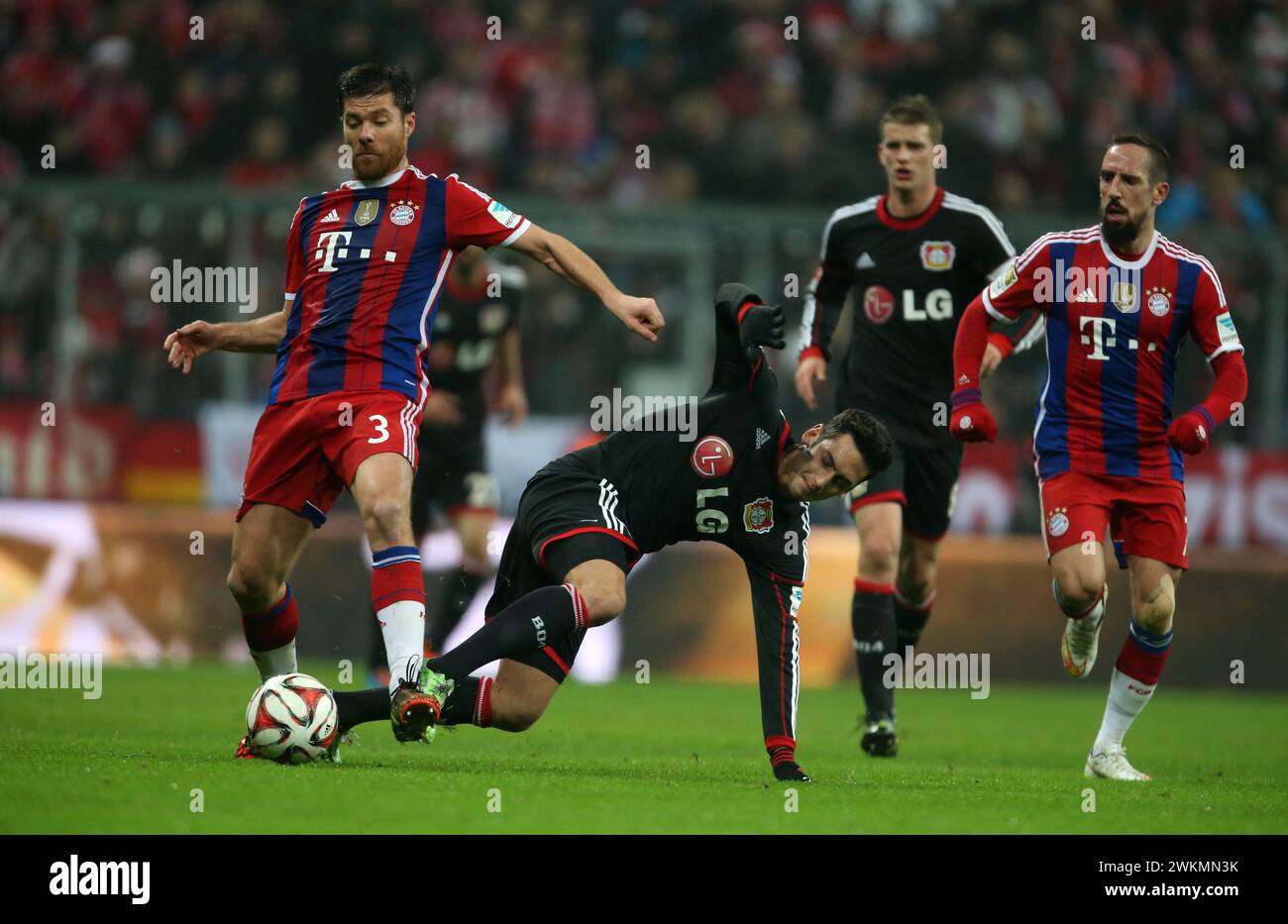 Xabi Alonso ( FC Bayern MŸnchen ), Hakan Calhanoglu ( Bayer Leverkusen ) fu§ball 1.Bundesliga : FC Bayern MŸnchen -Bayer Leverkusen © diebilderwelt / Alamy Stock Foto Stock