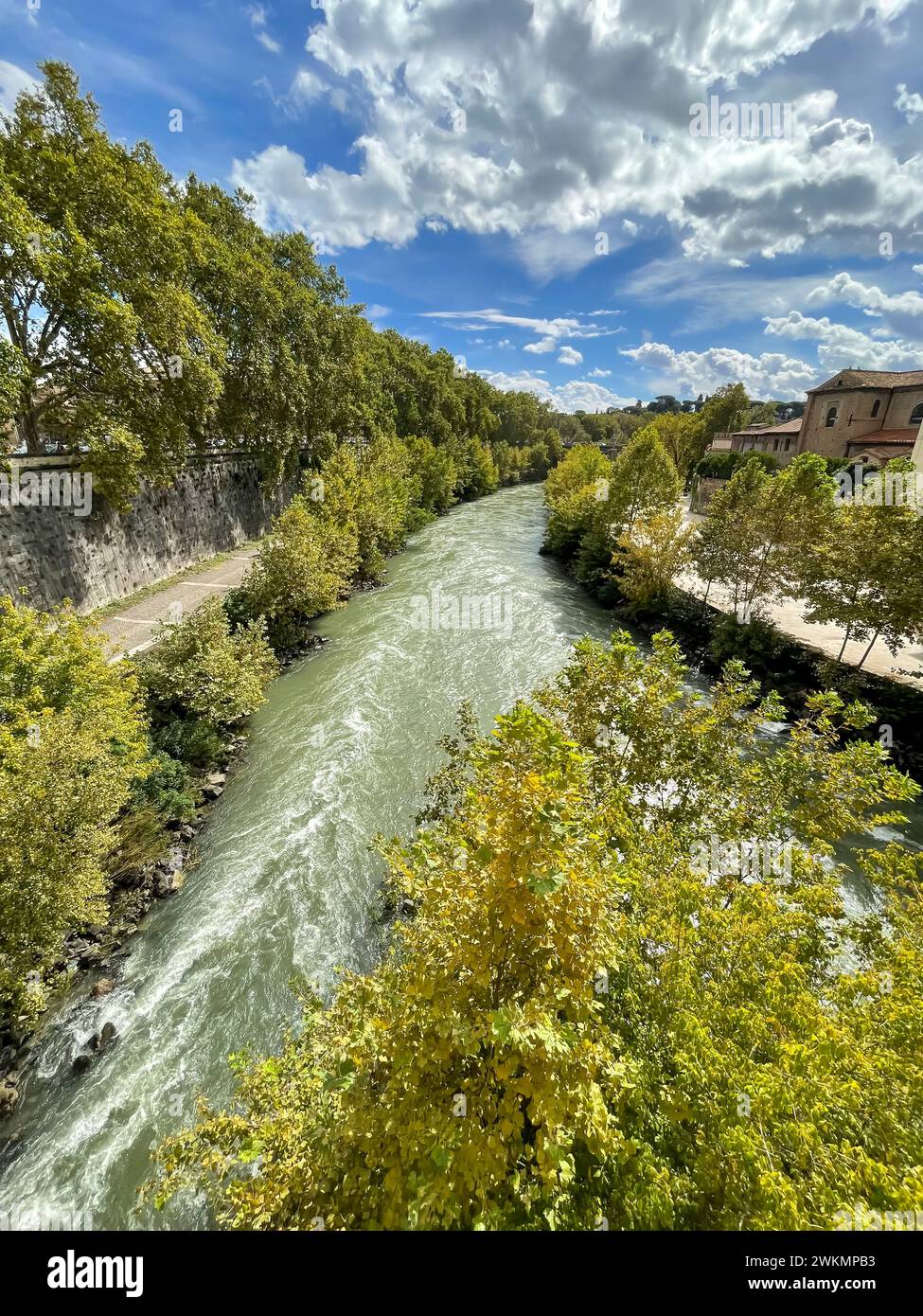 Il fiume Tevere attraversa Roma con Trastevere, uno dei quartieri più antichi di RomeÕs, situato a est. Foto Stock