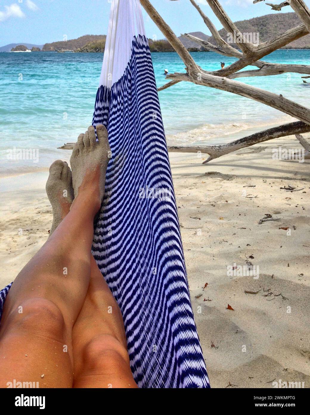 Amaca con piedi di sabbia sulla spiaggia Foto Stock