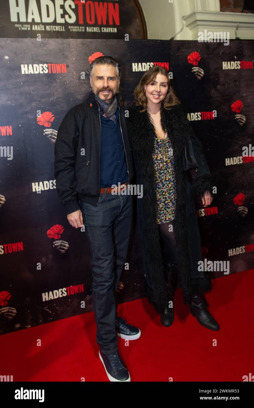Londra, 21 febbraio 2024, Hadestown Opening Night, Jason Durr e Daughter Blossom arrivano sul Red carpet al Lyric Theatre, Lou Morris/Alamy Live News Foto Stock