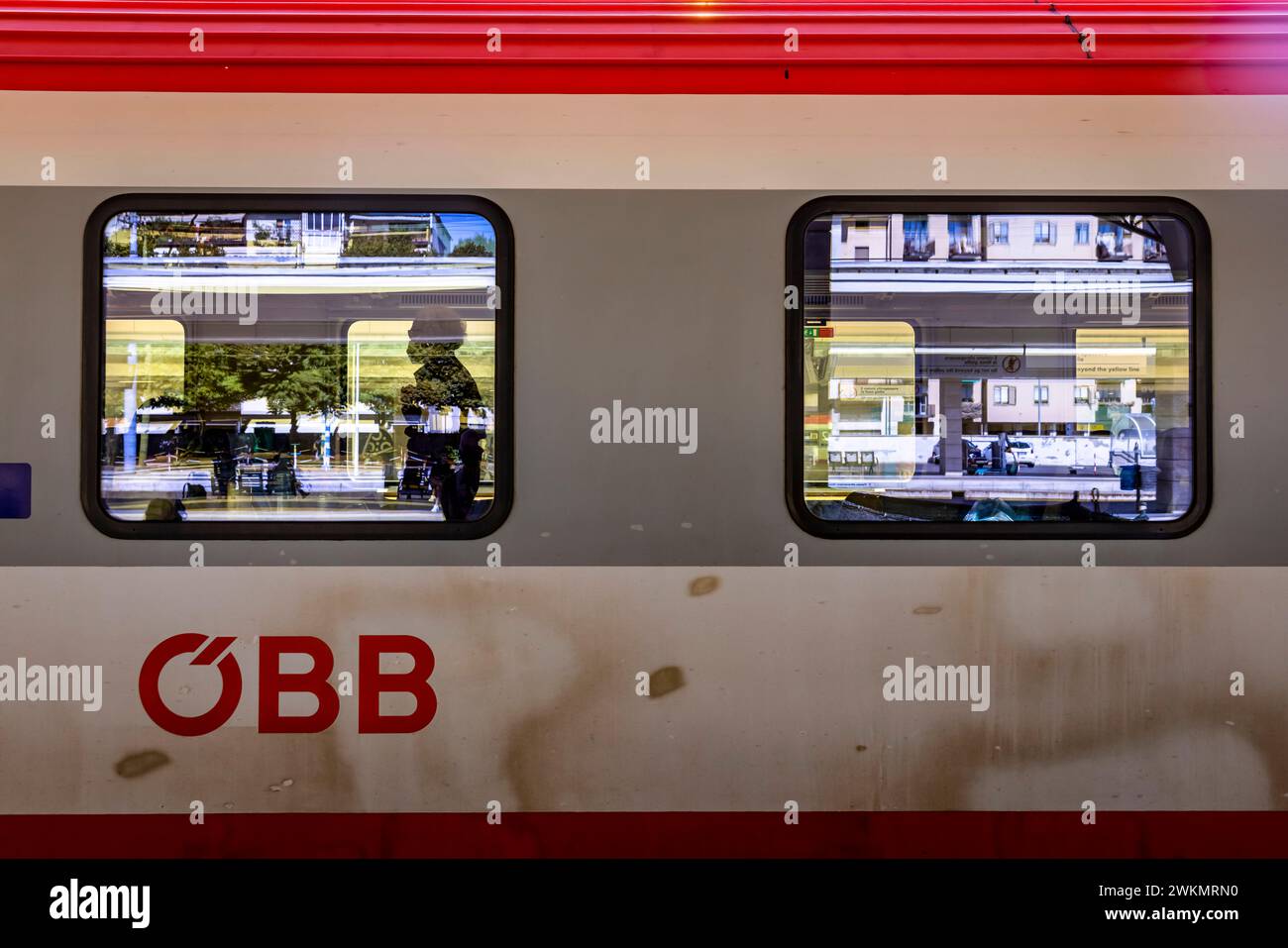 Riflessi visibili sui finestrini del treno durante il viaggio da Venezia, Italia, a Padova. Foto Stock