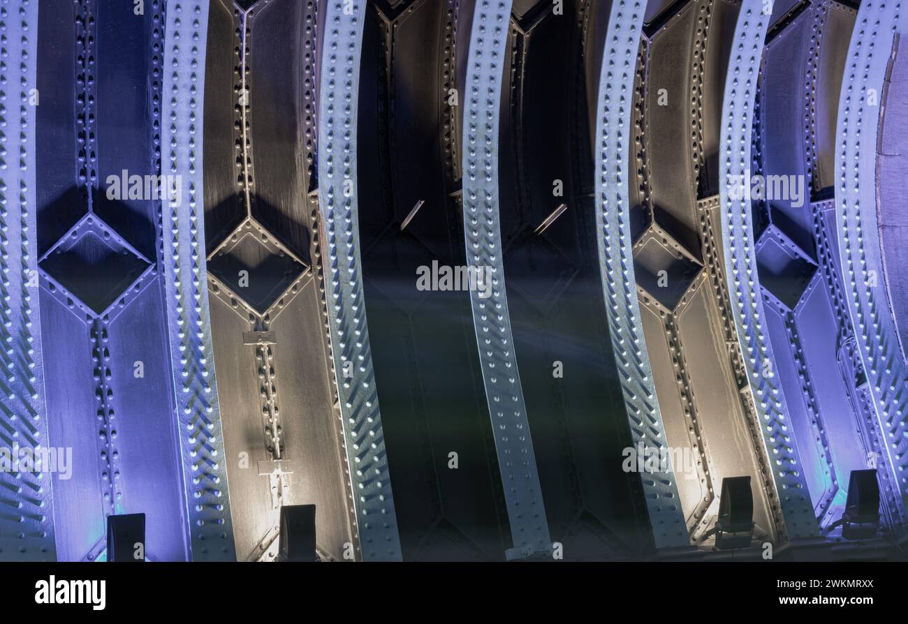 Colori di illuminazione dei bordi di parte del London Tower Bridge. Spazio per testo, messa a fuoco selettiva. Foto Stock