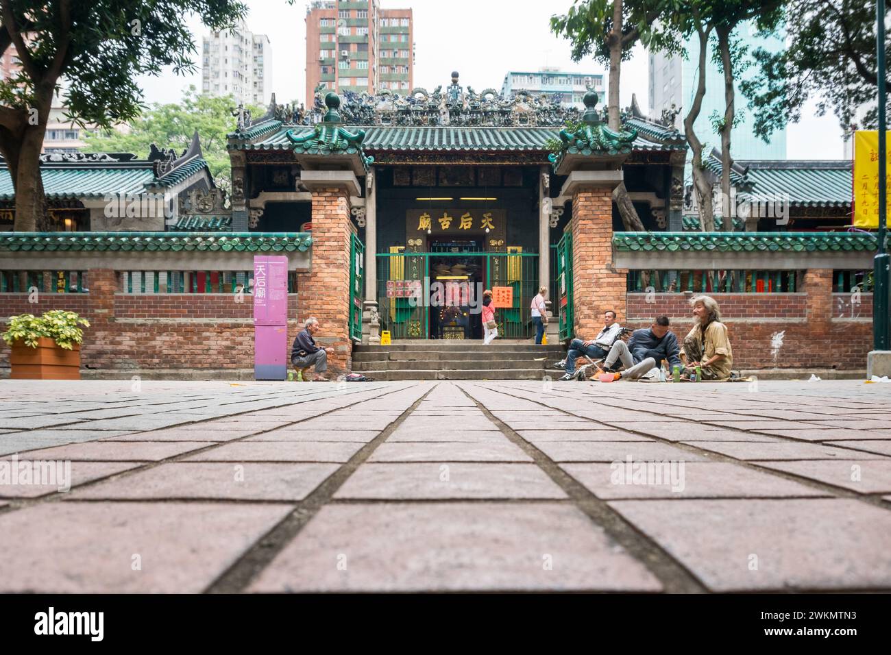 Hong Kong, 27 marzo 2019: Persone di fronte all'ingresso del Tempio di Tin Hau a Hong Kong durante una giornata di sole Foto Stock