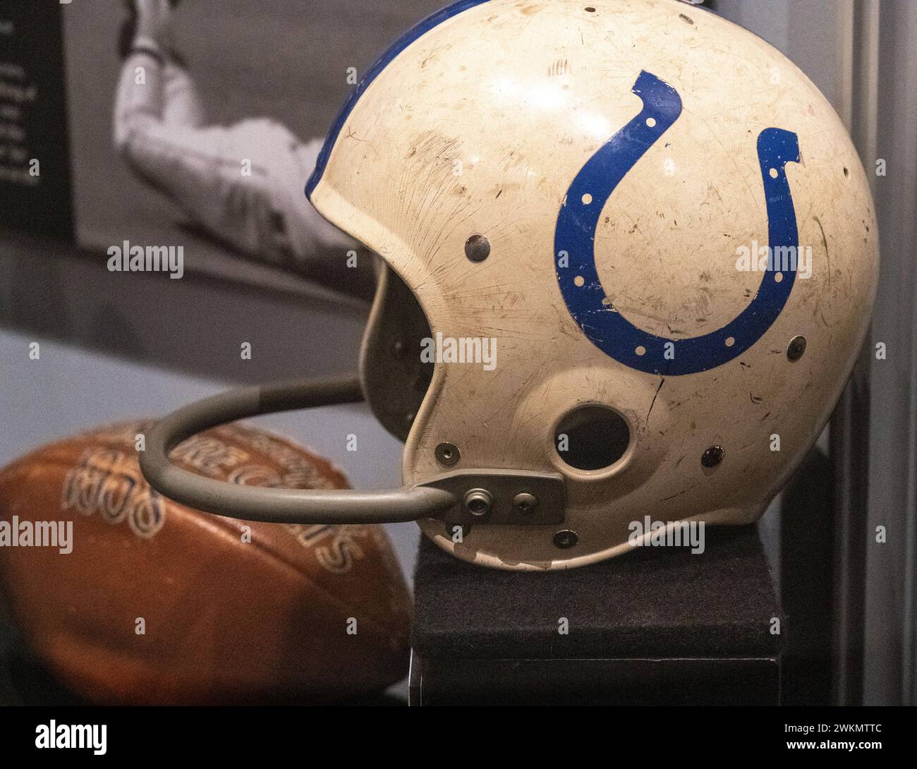 Casco monomarca di Johnny Unitas con i Baltimore Colts, casco con sospensione anni '1950 con poca protezione Foto Stock