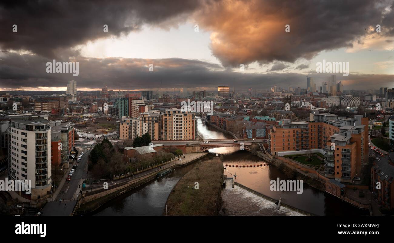 Una vista panoramica aerea dello skyline della città di Leeds con Leeds Dock e il fiume Aire che attraversa la città con un cielo spettacolare al tramonto Foto Stock