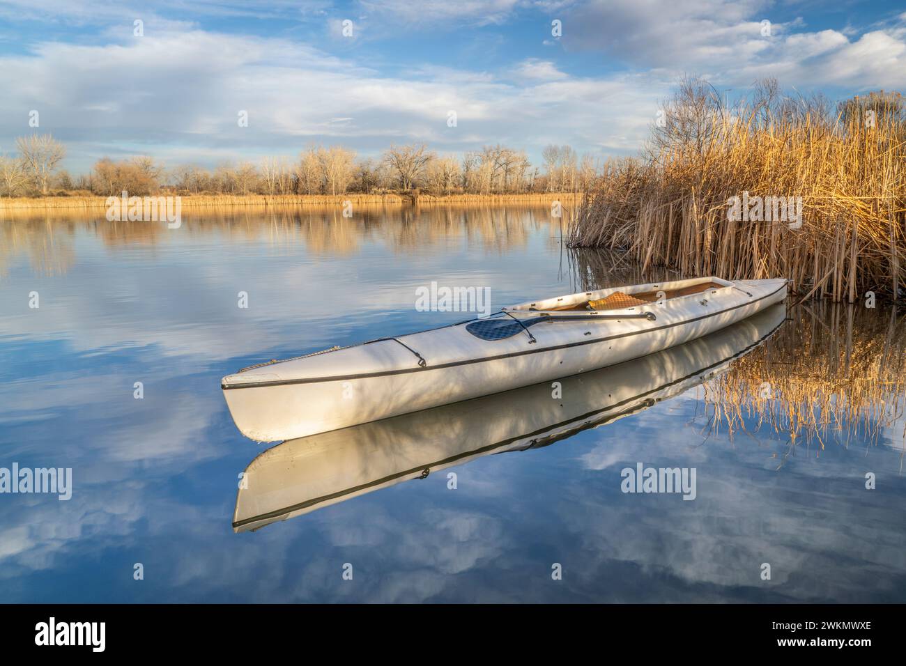 Canoa da spedizione coperta su un lago tranquillo nel nord del Colorado, paesaggio invernale senza neve Foto Stock