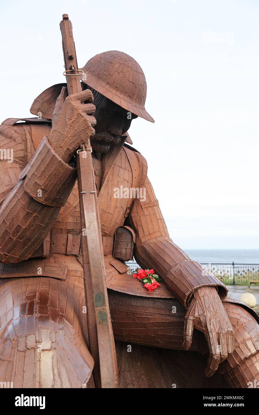 Tommy, una statua alta 9 piedi e 5' di un soldato della prima guerra mondiale dell'artista Ray Lonsdale, esposta vicino al monumento alla guerra di Seaham, sulla Terrace Green, Regno Unito Foto Stock