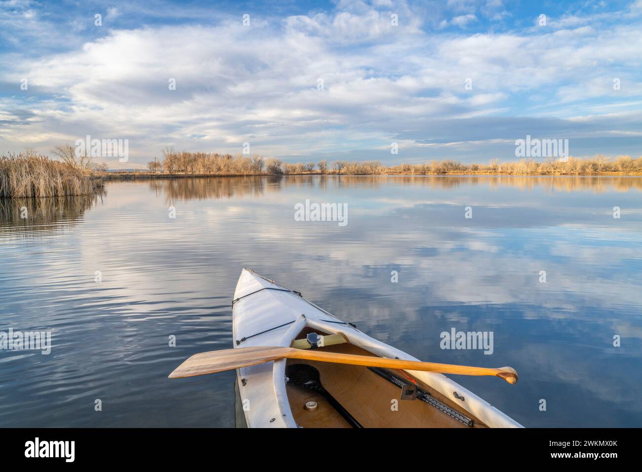Canoa coperta su un lago calmo nel Colorado settentrionale, paesaggio invernale senza neve Foto Stock