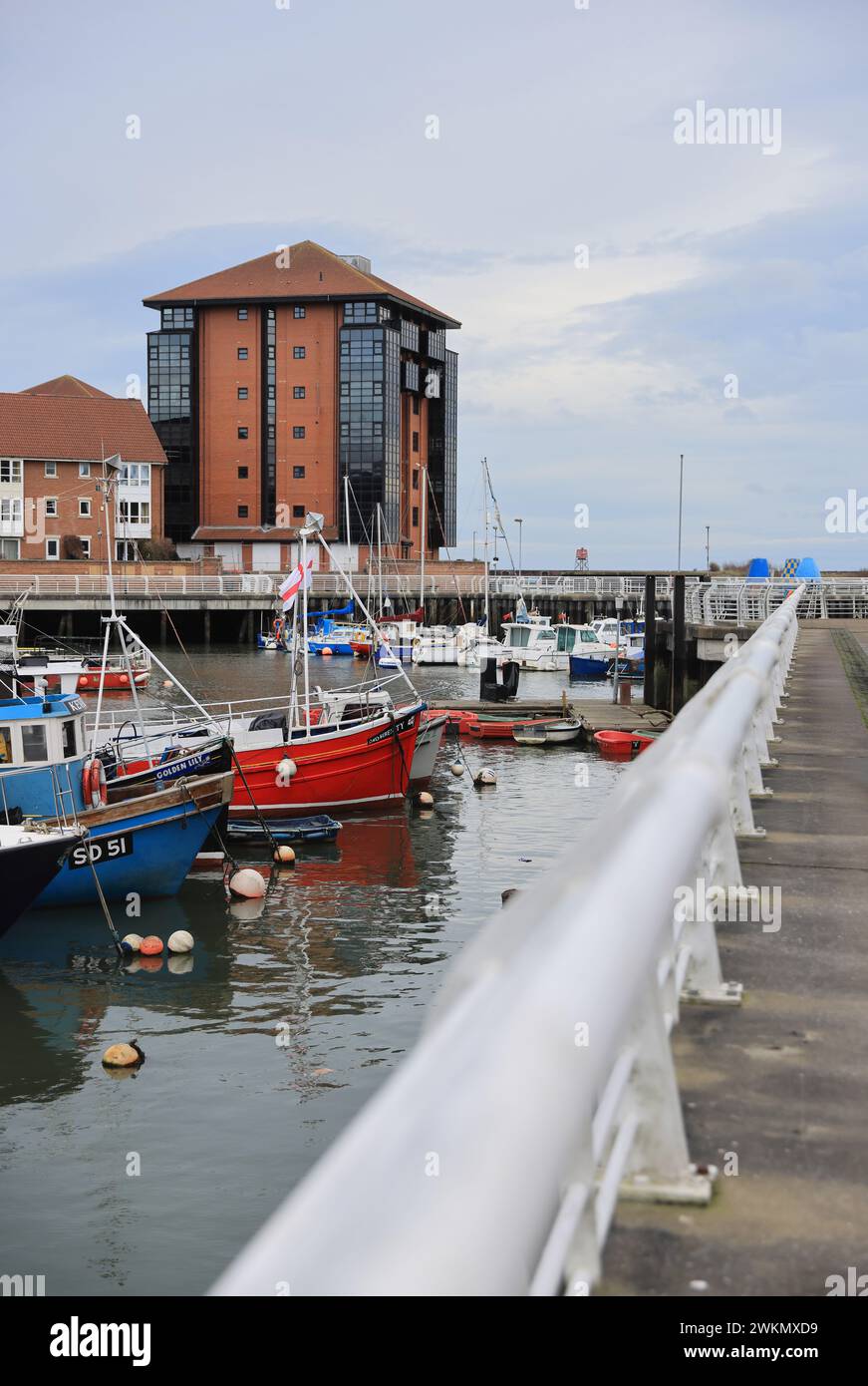Barche nel porticciolo di Sunderland, costruito sul sito dell'Old Dock, e ora circondato da nuove proprietà, sulla costa nord-orientale alla foce del fiume Wear UK Foto Stock