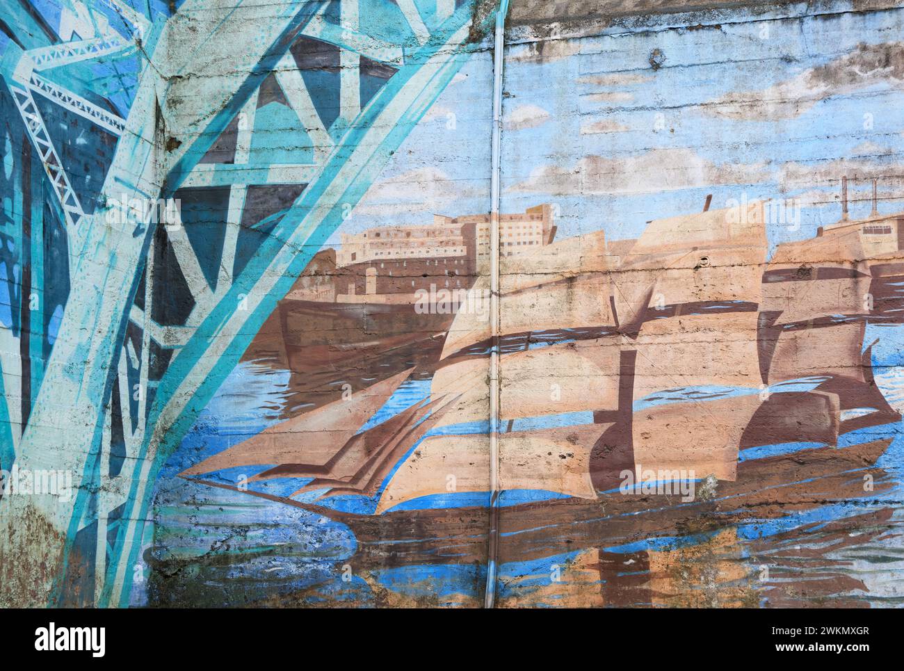 Un murale a tema storico di Frank Styles sotto il Wearmouth Bridge, che raffigura il passato della costruzione navale della città, nel ne, Regno Unito Foto Stock
