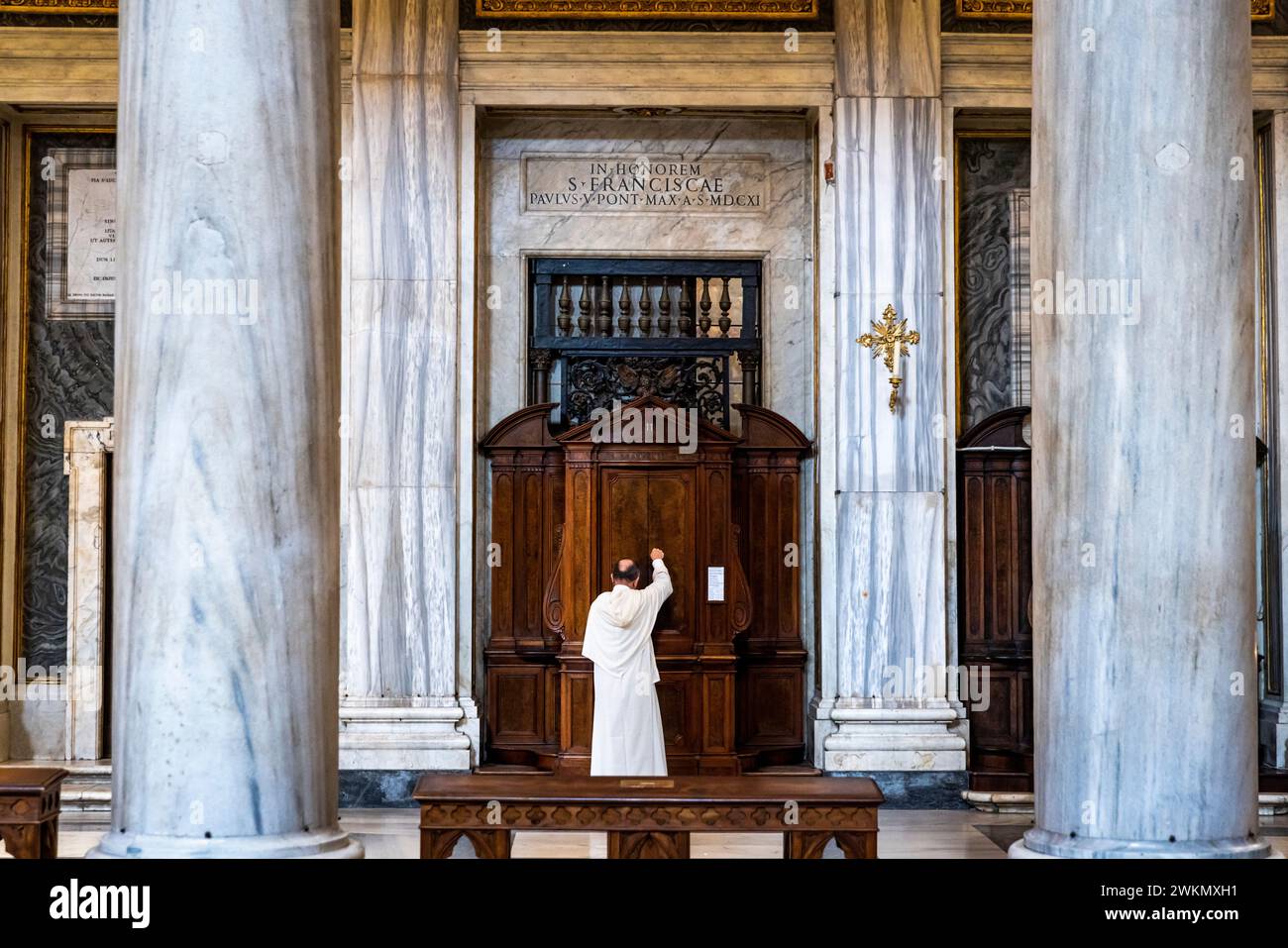 Un sacerdote si prepara ad entrare nel confessionale di Santa Maria maggiore che è uno dei quattro basilicaÕs papali a Roma. In quanto tale, i visitatori sono in realtà ente Foto Stock