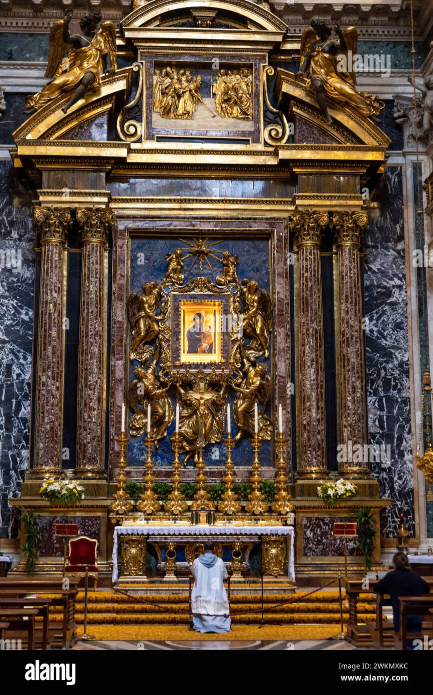 Santa Maria maggiore è una delle quattro basiliche papali di Roma. Come tale, i visitatori stanno effettivamente entrando nella città del Vaticano quando entrano nella chiesa, molto li Foto Stock