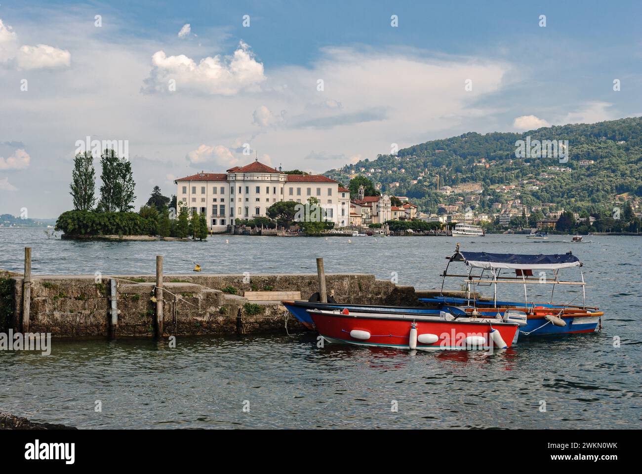 Molo sull'isola dei pescatori con l'Isola bella sullo sfondo, sul lago maggiore Foto Stock