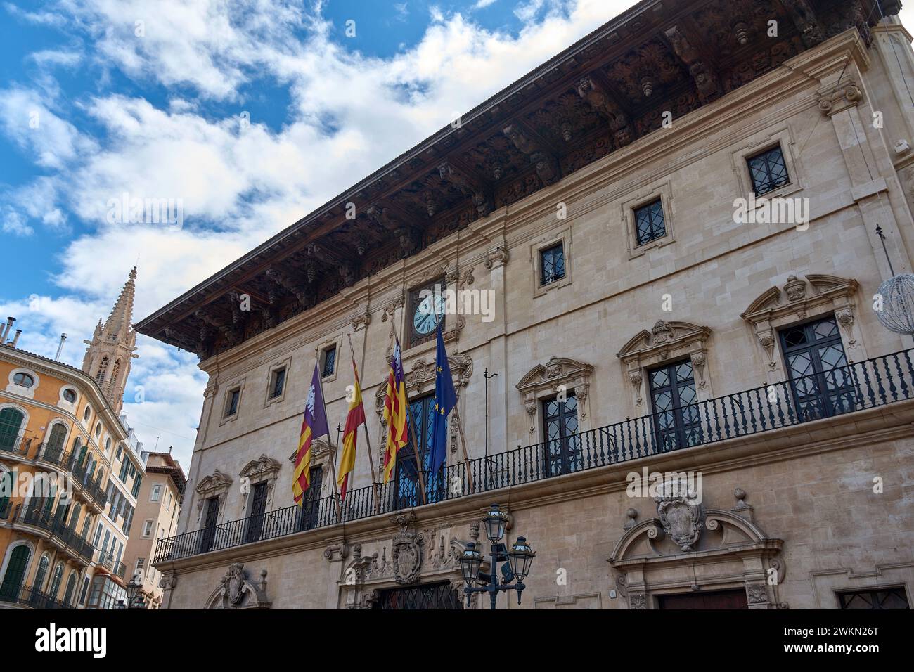 Facciata del municipio di Palma, edificio barocco situato in Plaza de Cort, nell'isola di Maiorca della comunità autonoma delle Baleari Foto Stock