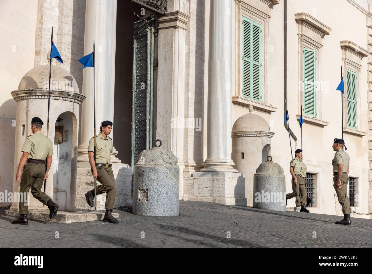 Cambio della guardia fuori dal Palazzo del Quirinale, una delle residenze ufficiali del Presidente della Repubblica Italiana, situata sul Colle del Quirinale, il Foto Stock