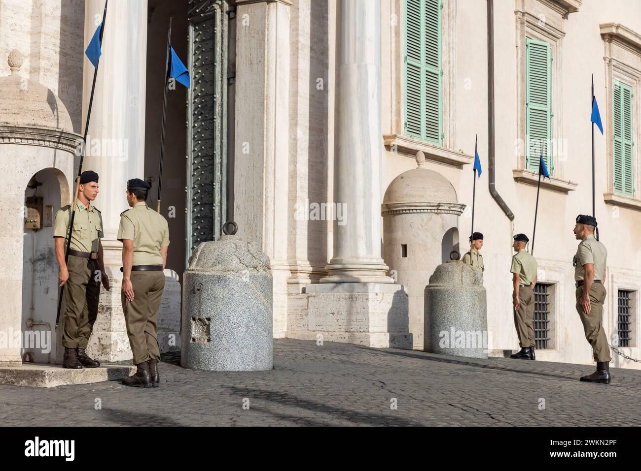 Cambio della guardia fuori dal Palazzo del Quirinale, una delle residenze ufficiali del Presidente della Repubblica Italiana, situata sul Colle del Quirinale, il Foto Stock