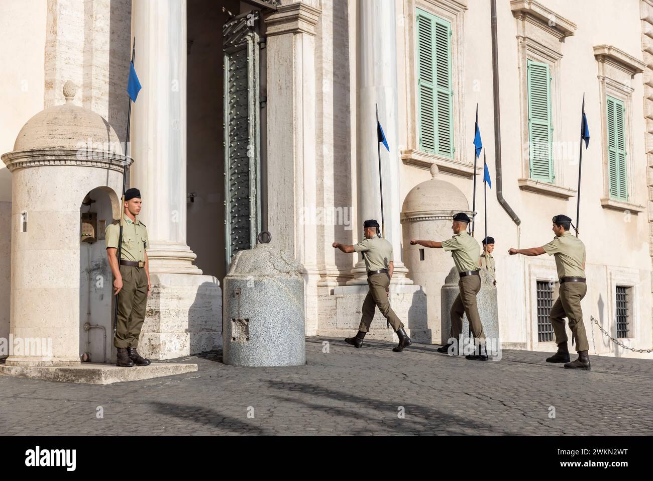 Cambio della guardia fuori dal Palazzo del Quirinale, una delle residenze ufficiali del Presidente della Repubblica Italiana, situata sul Colle del Quirinale, il Foto Stock