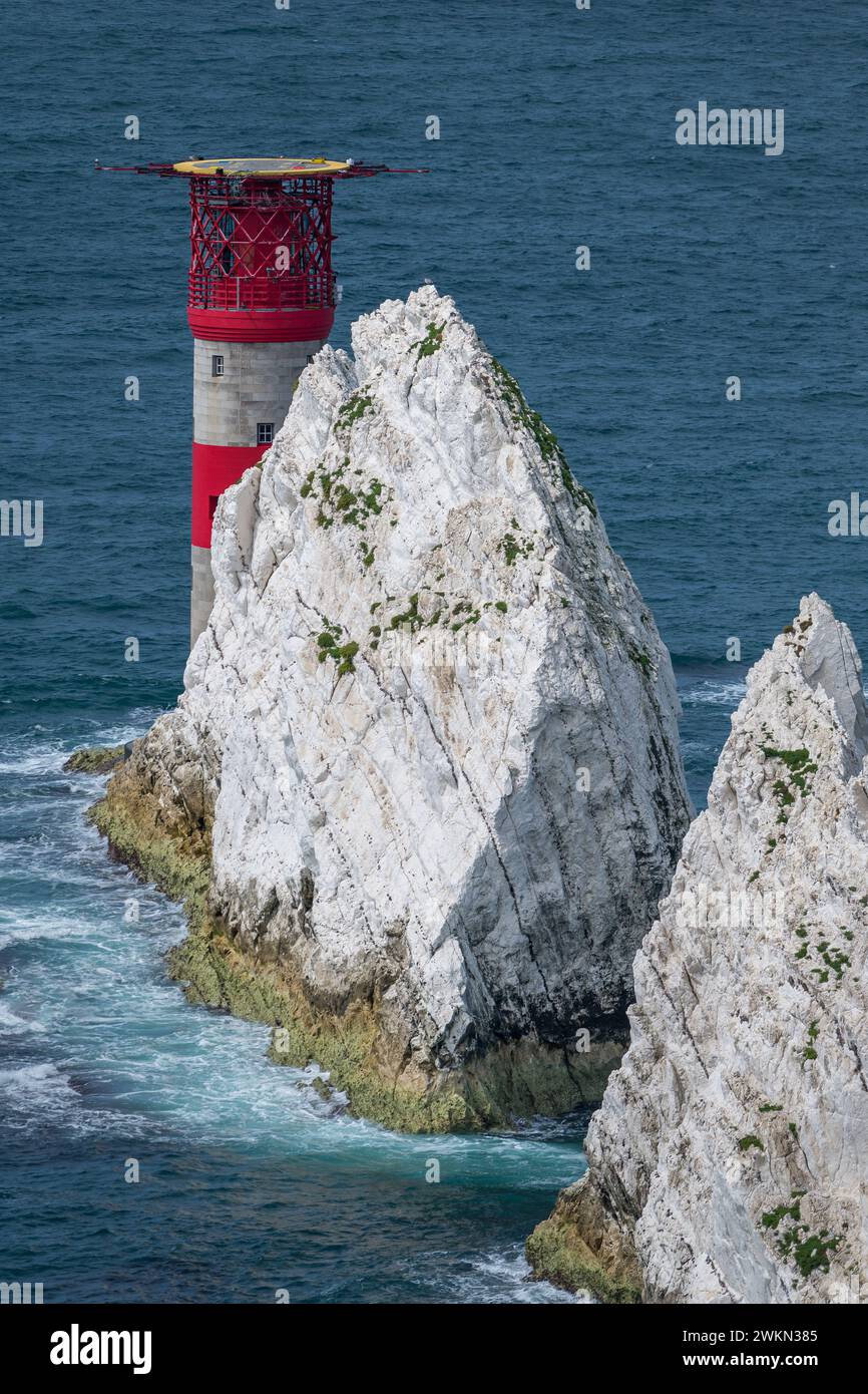 Gli aghi dalle scogliere sulla costa della batteria degli aghi che mostrano il faro degli aghi. Isola di Wight. Regno Unito. Foto Stock