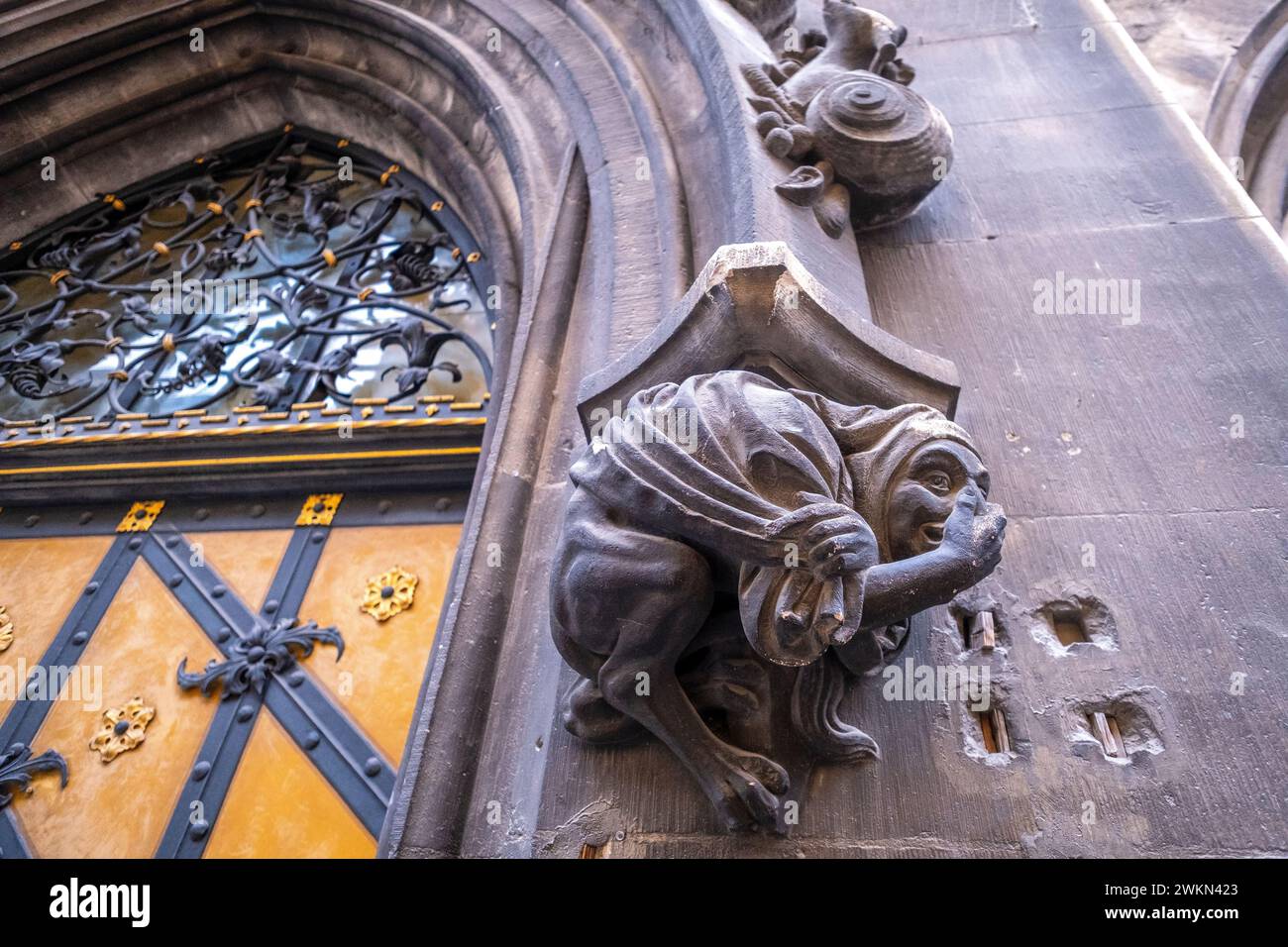 Gargoyle del XIX secolo sul lato del Rathaus a Monaco, Germania Foto Stock