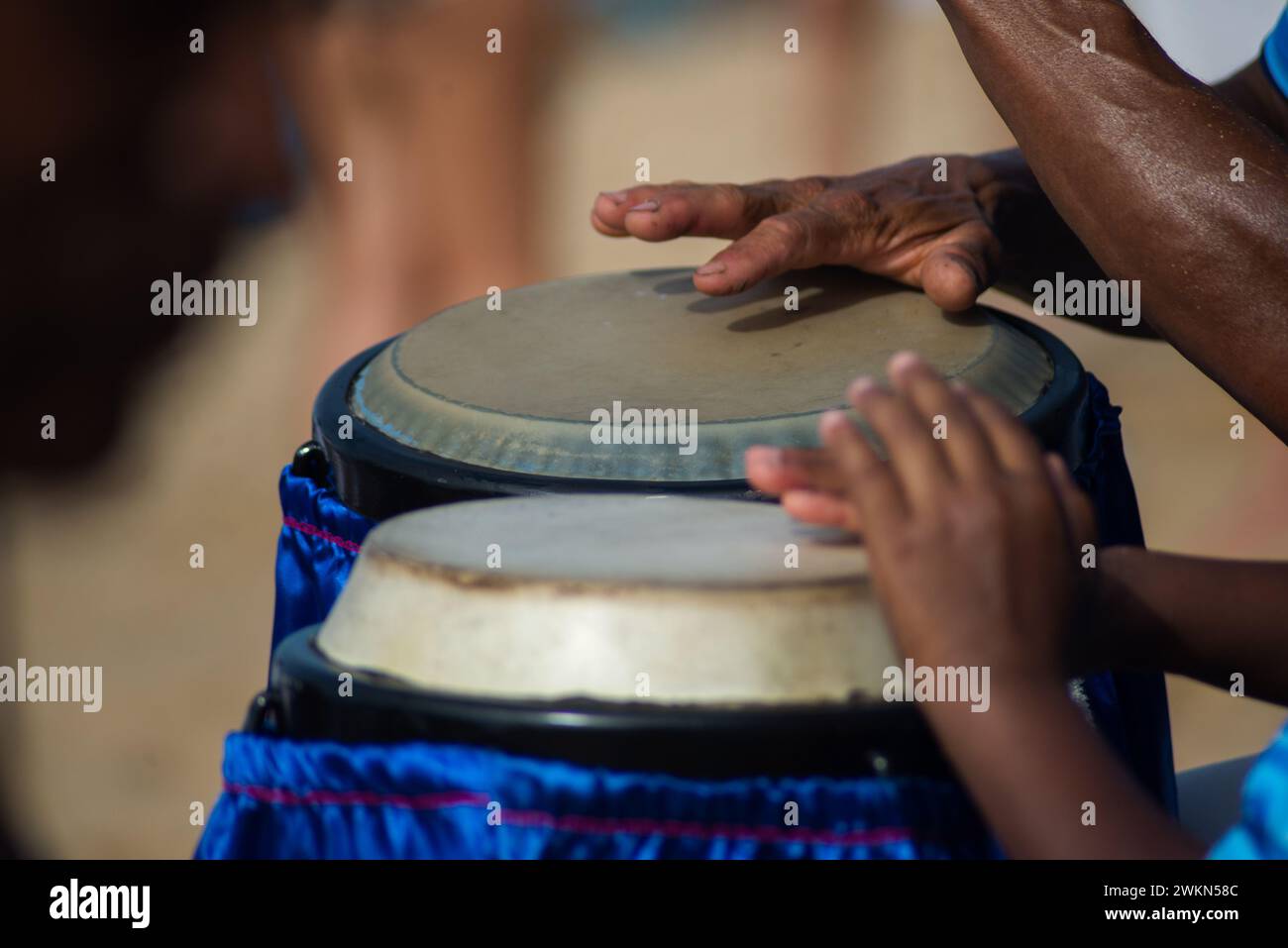 Mani che giocano ad atabaco. ritmo musicale. Musica africana. Omaggio a Iemanja. Foto Stock