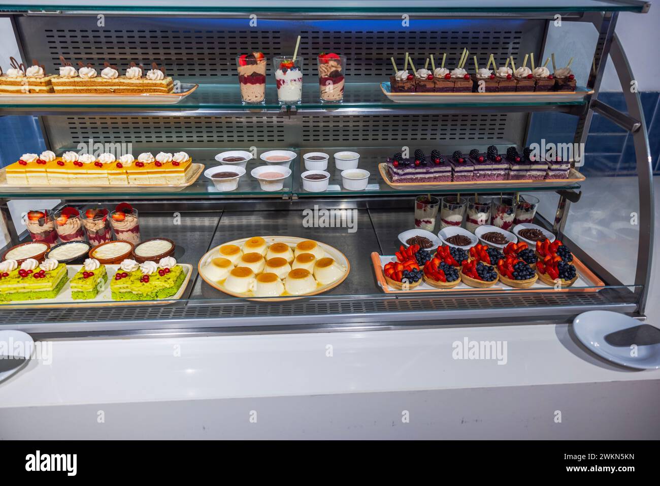 Vista ravvicinata di uno scaffale con dolci colorati e dessert. Curacao. Foto Stock