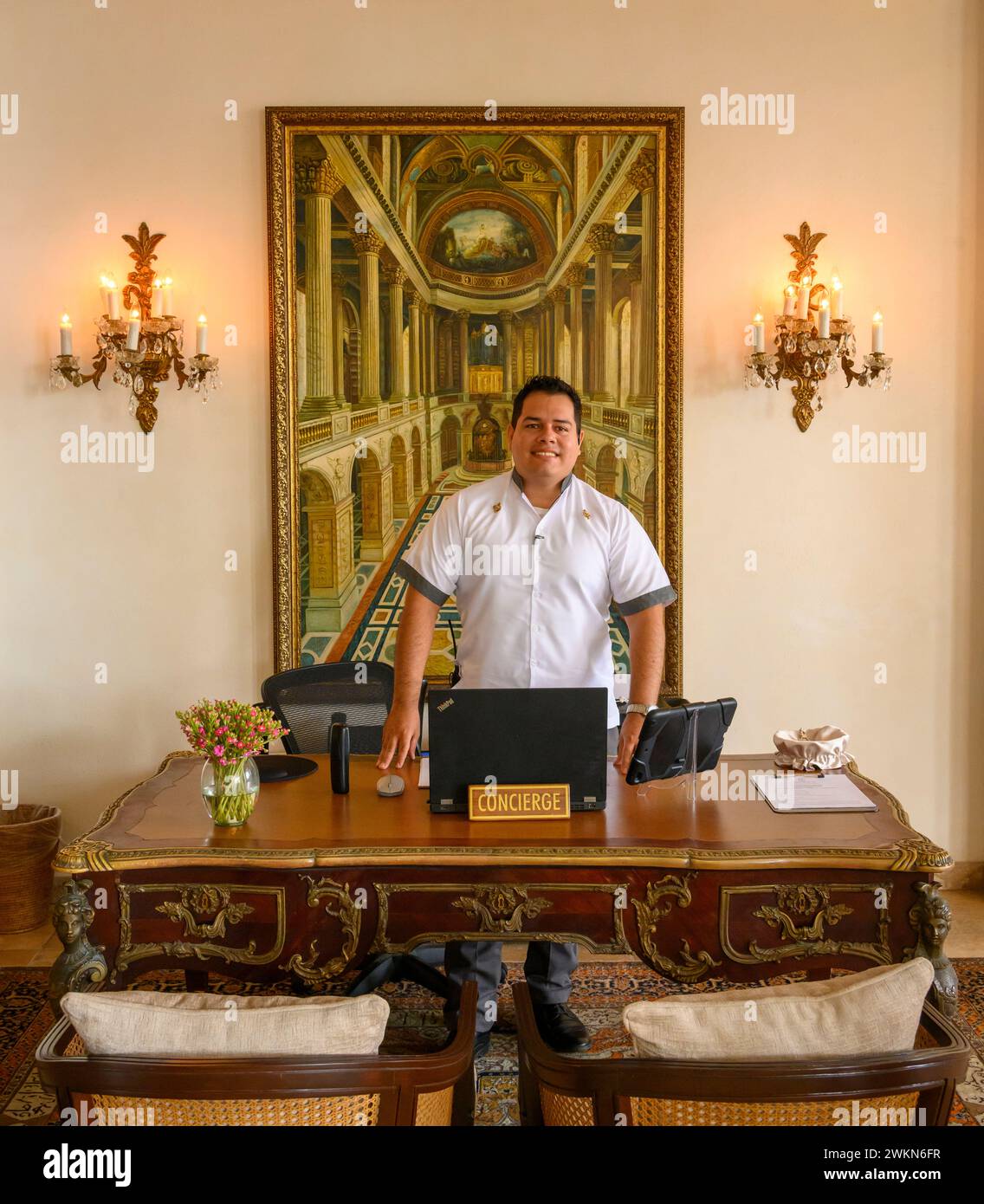 Concierge presso Casa Kimberly, un lussuoso hotel boutique a Puerto Vallarta, Messico. Foto Stock